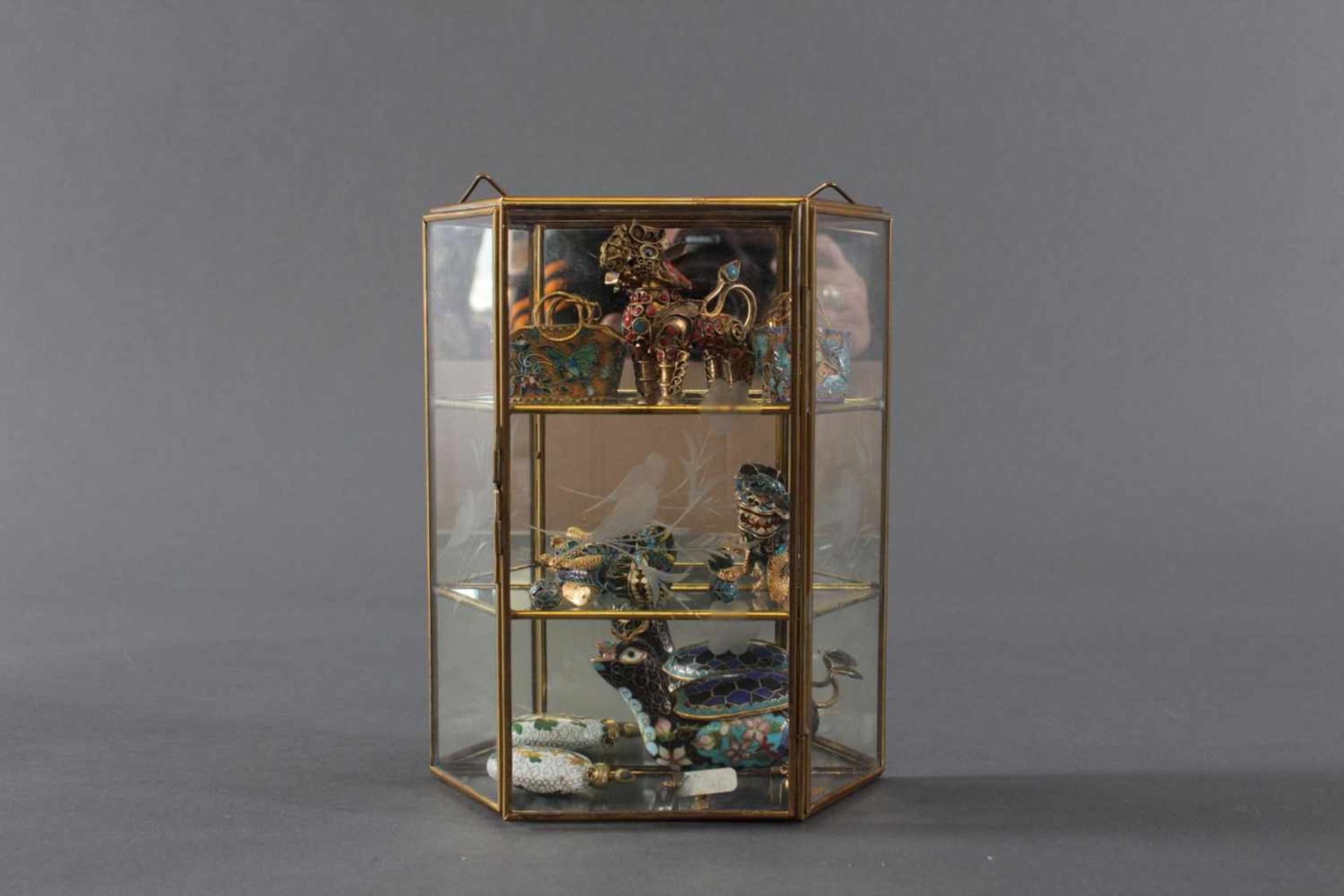 Cloisoné Skulpturen mit kleiner Messing Vitrine3 Wächterlöwen, 2 Taschen, 1 Fabelwesen und 1 Snuff