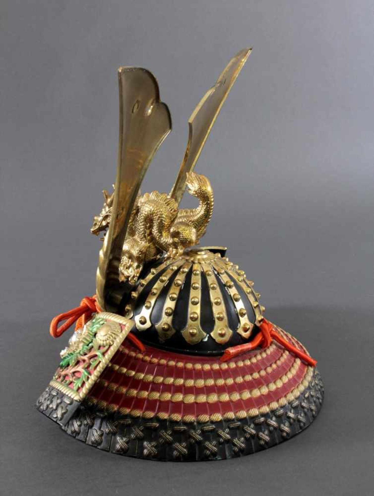 Samurai-HelmMessing/Metall, teils getrieben und ziseliert. Dekoriert mit plastisch gearbeiteter - Image 5 of 7
