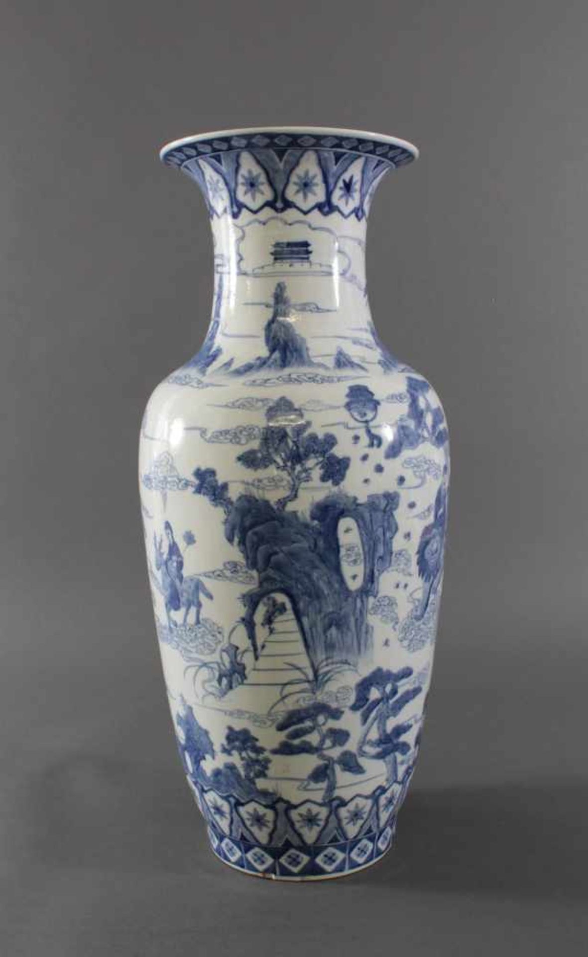 Große Chinesische Porzellan-Vase, Bodenvase, 20. Jh.Bauchige Vase mit trompeten-förmigen Rand, - Bild 2 aus 6