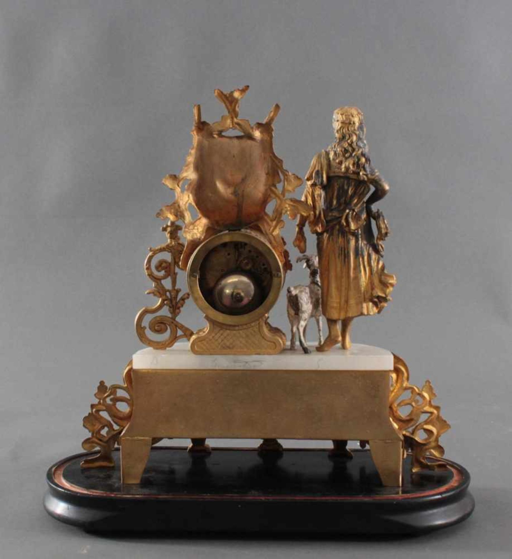 Pendule mit weiblicher Allegorie und Ziegenbock um 1900Bronze vergoldet mit Alabaster Einlage, der - Image 3 of 4