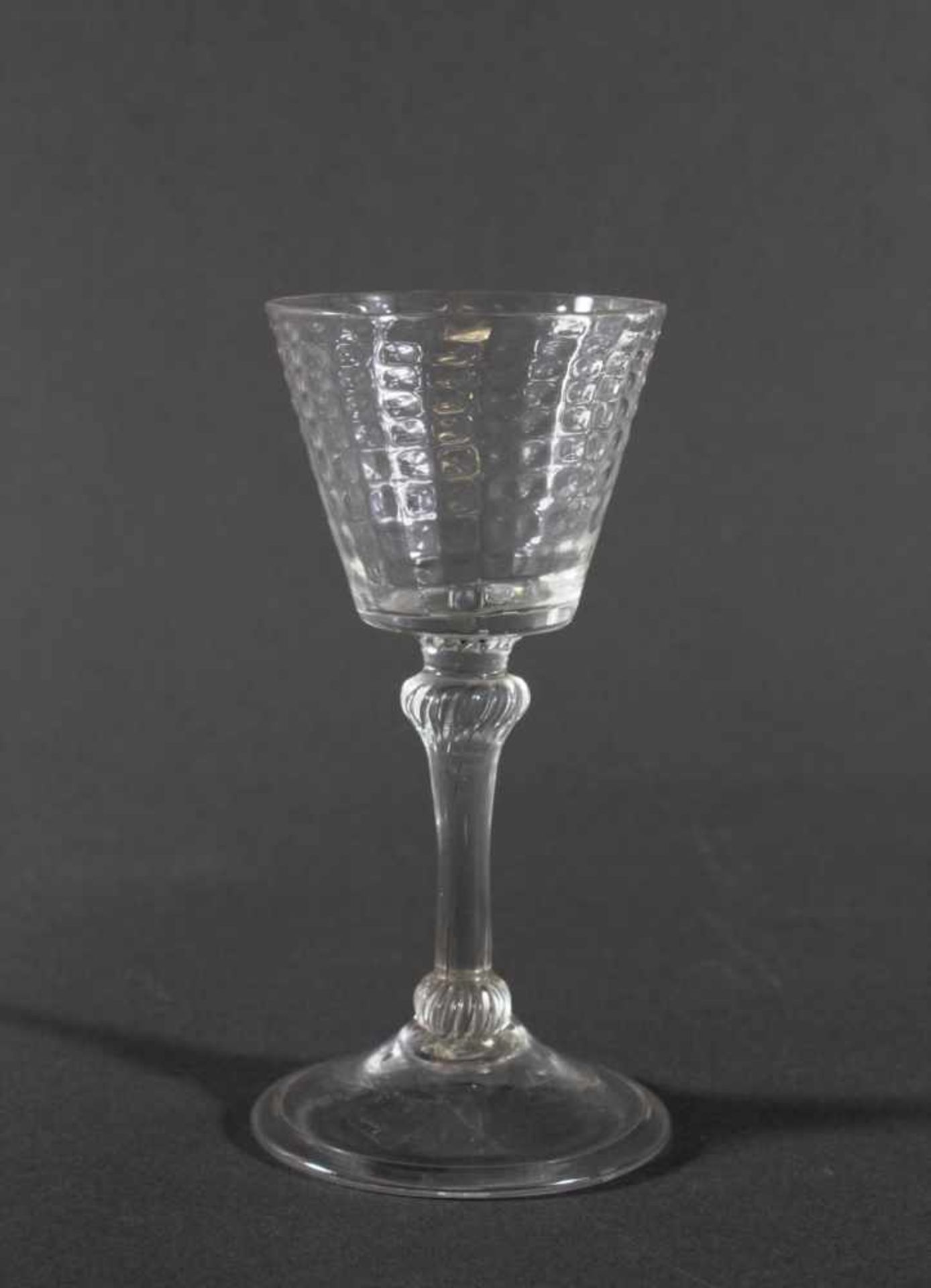 Südweinglas, Lüttich, um 1780Farbloses Glas, mit wabenartiger Struktur überzogene Kuppa.