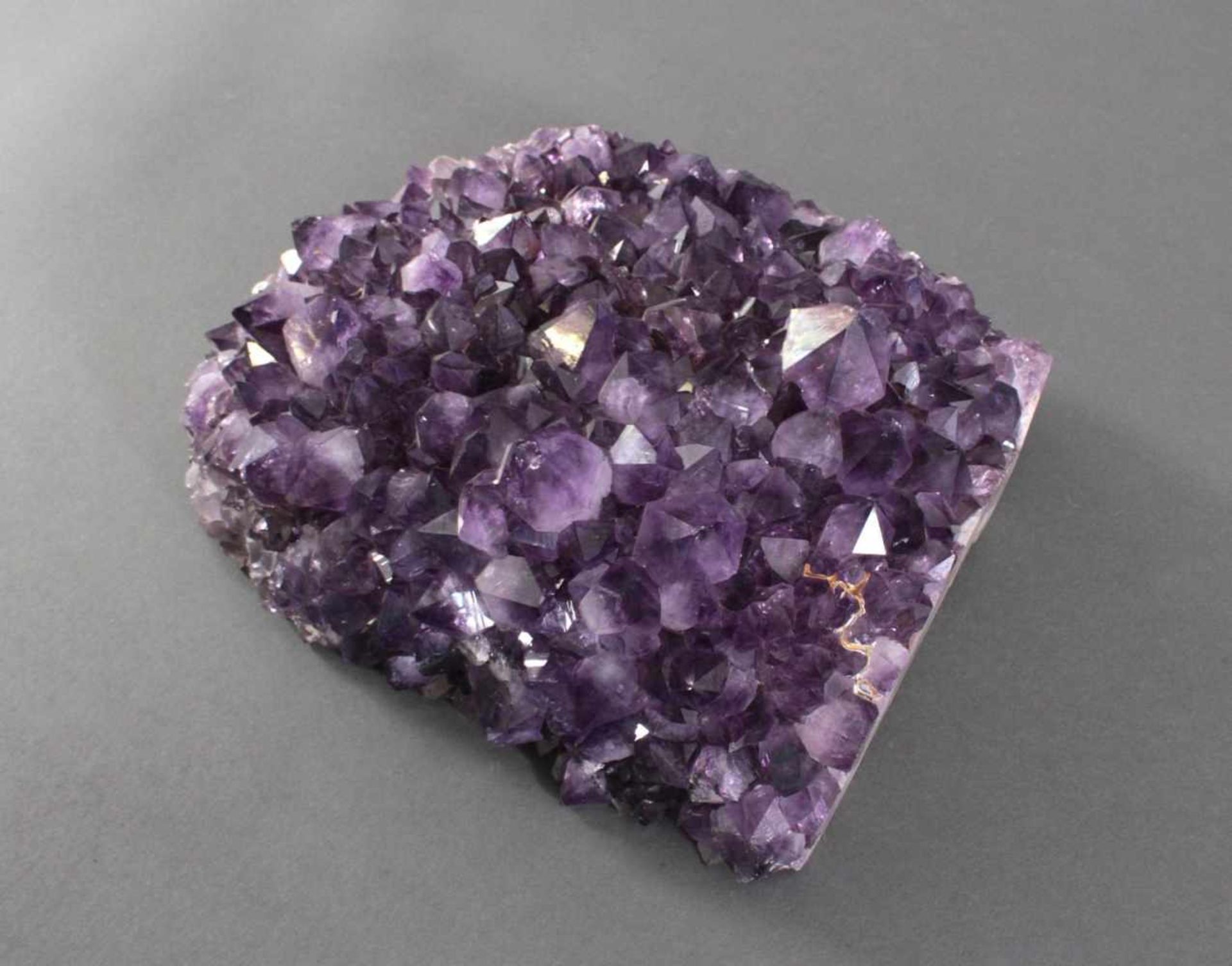 Großer Amethyst BrockenCa. 27 × 23 × 12,5 cm, über 10 kg schwer - Bild 4 aus 4