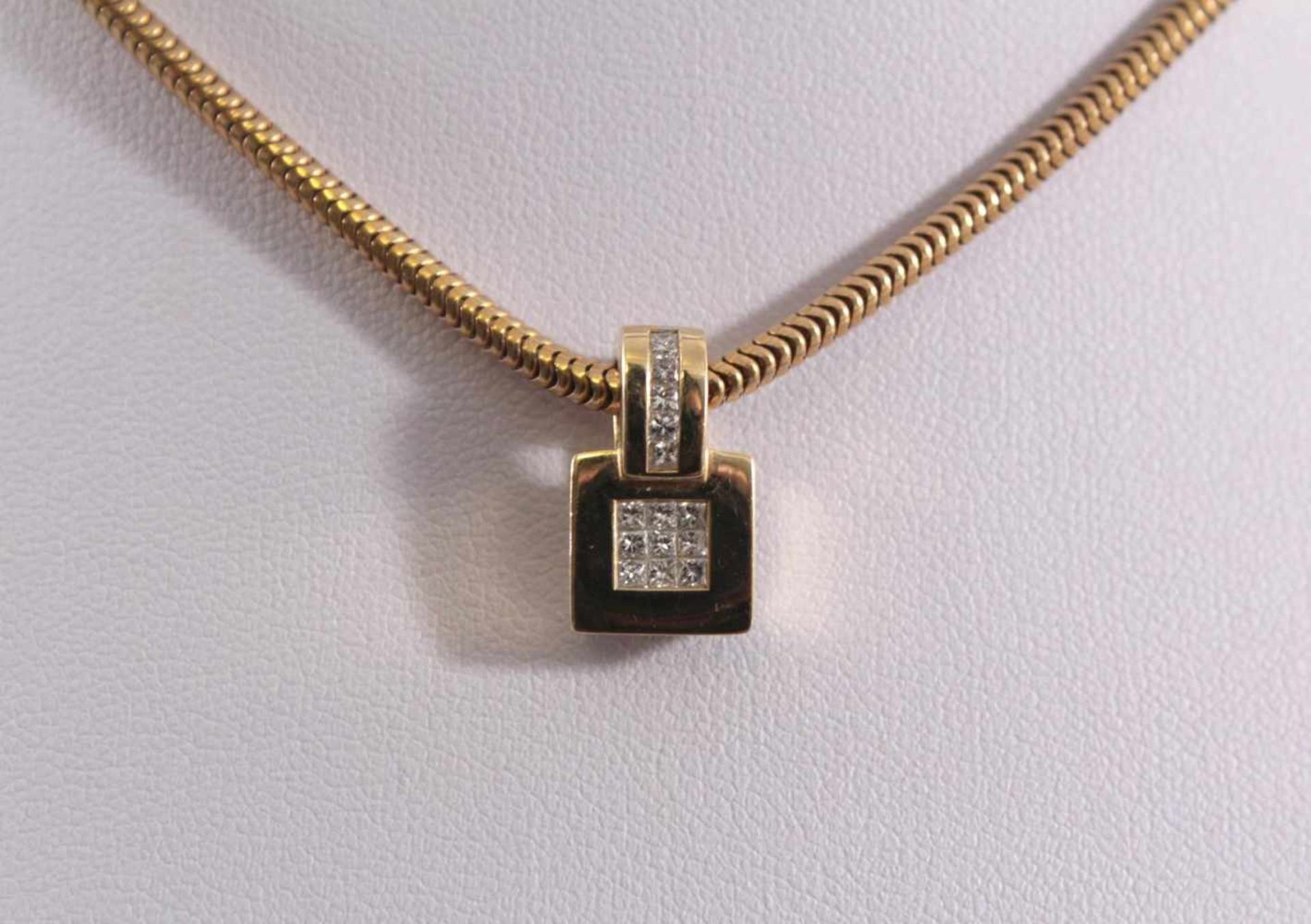 Halskette mit Diamantanhänger, 14 Karat GelbgoldGestempelt 585, Anhänger besetzt mit 14 kleinen - Bild 2 aus 2