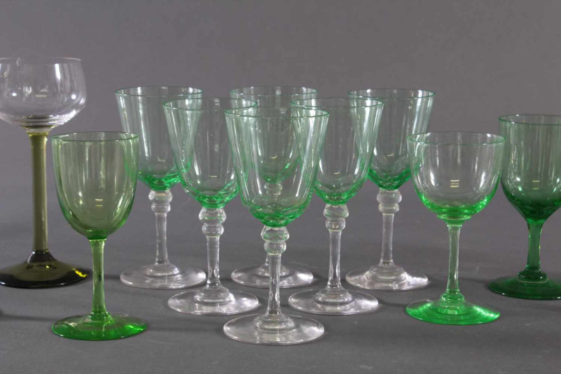 Konvolut aus 12 verschiedenen Uran- und Weingläser, 19/20. JahrhundertFarbloses und hellgrünes - Bild 3 aus 7