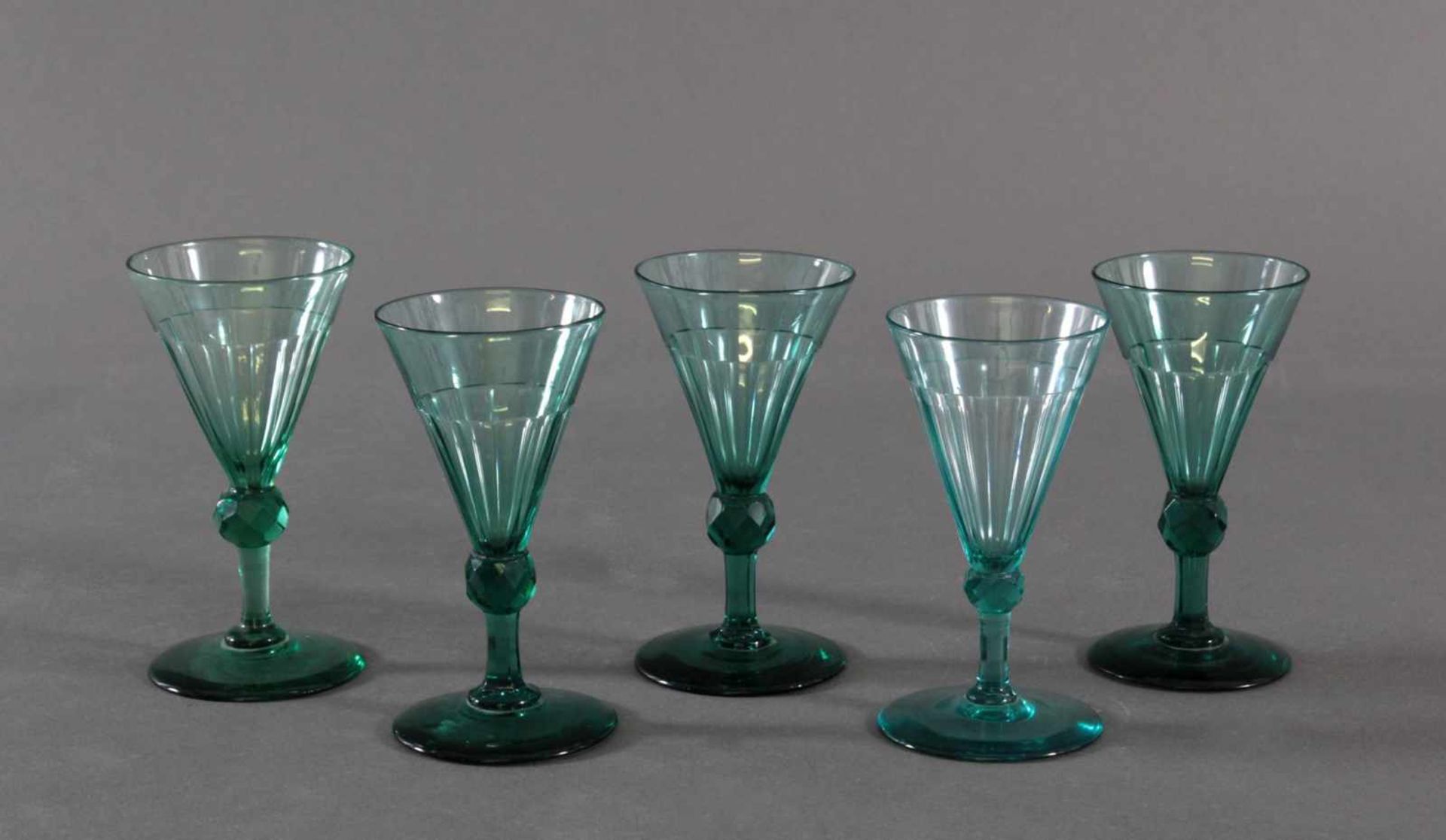 Fünf Gläser, 19. JahrhundertBlau-grünes Glas, trichterförmige Kuppa mit facettiertem Schliff,