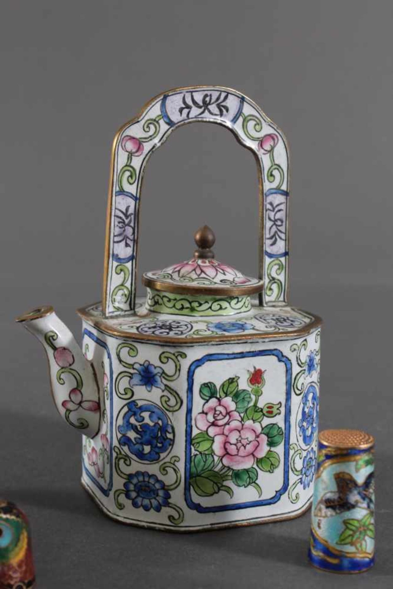 Konvolut Miniatur-Objekte, China 20. JahrhundertMetall/Cloisonné, 4 Teile, bestehend aus kleiner - Bild 3 aus 5