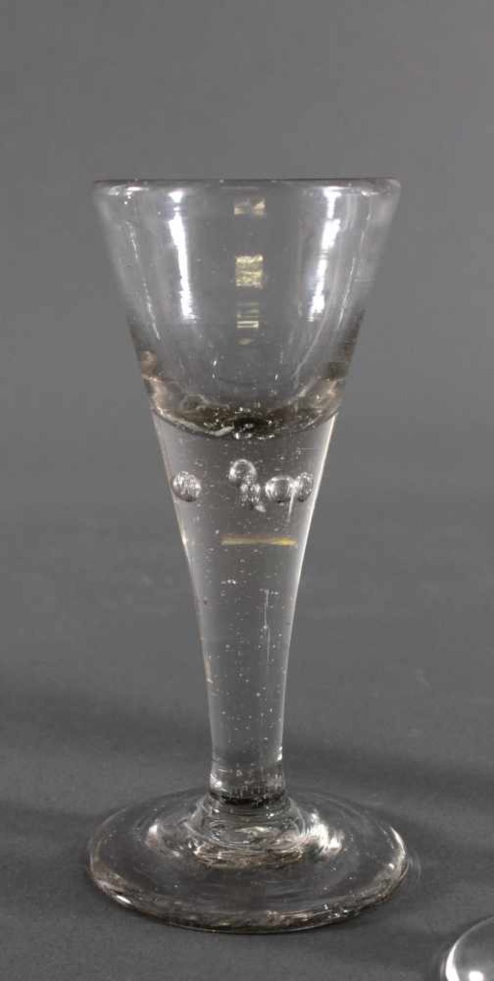Drei Spitzkelche, Lauenstein, 19. Jh.Farbloses, dickwandiges Glas. trompetenförmige Kuppa, am Schaft - Bild 2 aus 5