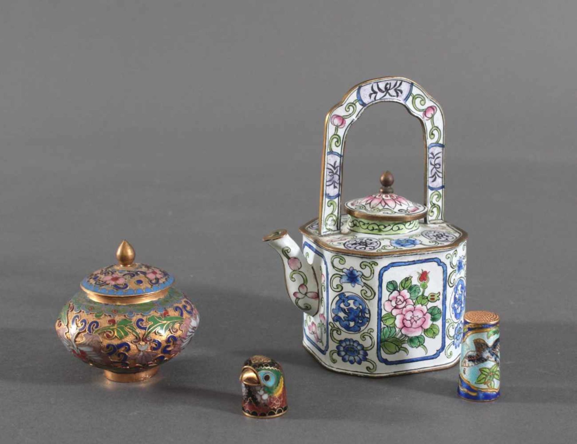 Konvolut Miniatur-Objekte, China 20. JahrhundertMetall/Cloisonné, 4 Teile, bestehend aus kleiner