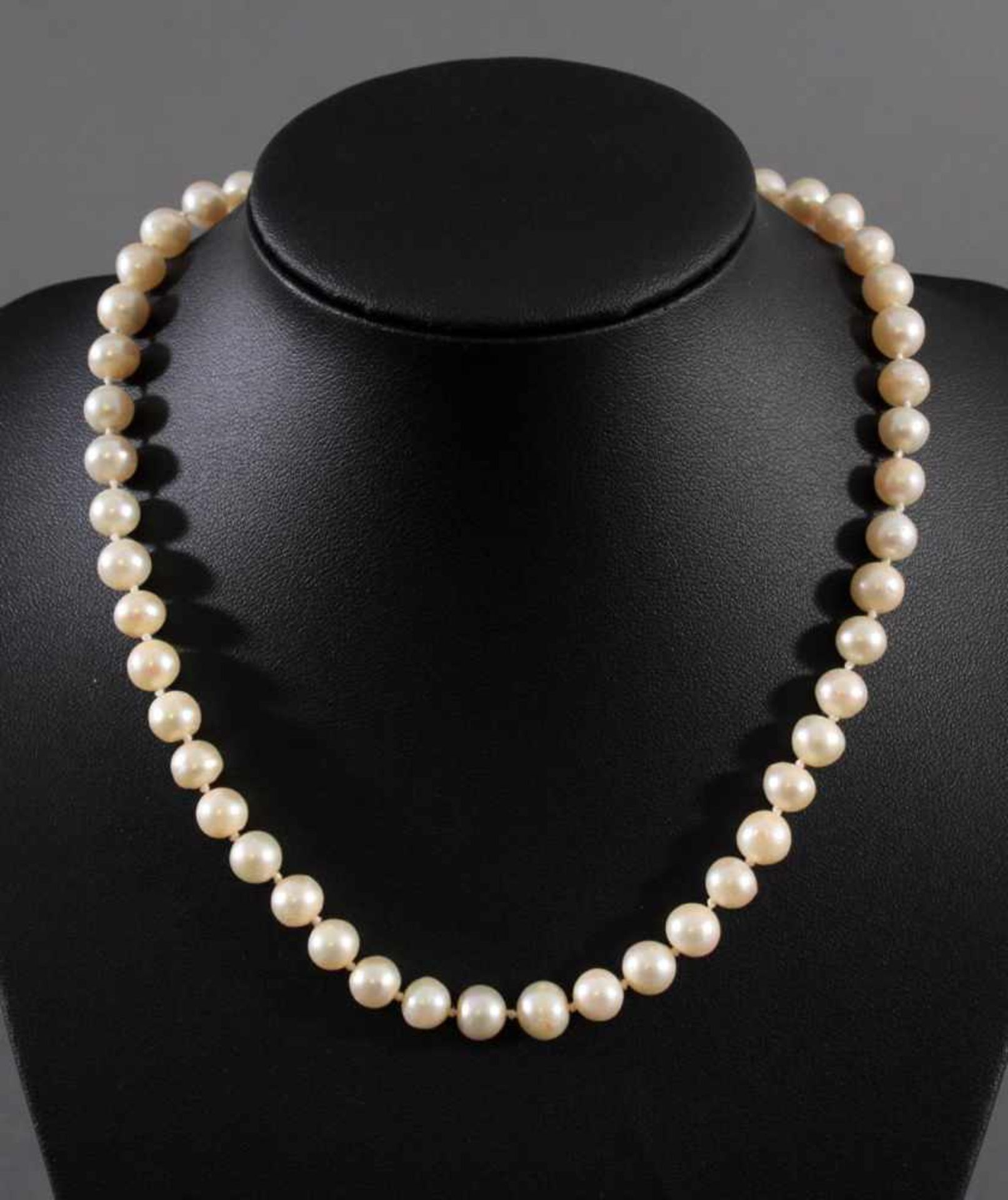 Perlenkette mit 14 Karat WeißgoldschließeKugeln einzeln geknotet, Perlendurchmesser ca.7 bis 7,4 mm,