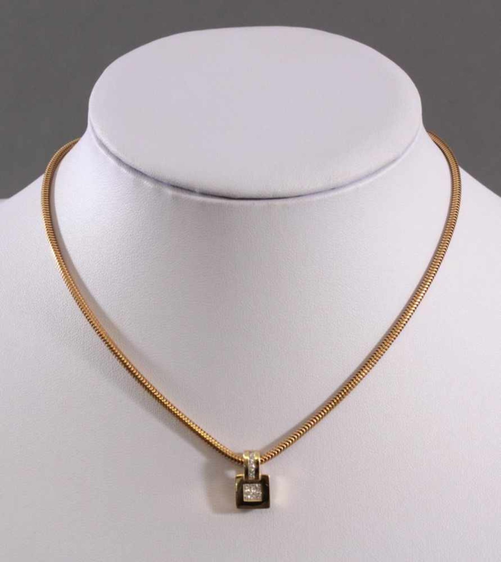Halskette mit Diamantanhänger, 14 Karat GelbgoldGestempelt 585, Anhänger besetzt mit 14 kleinen