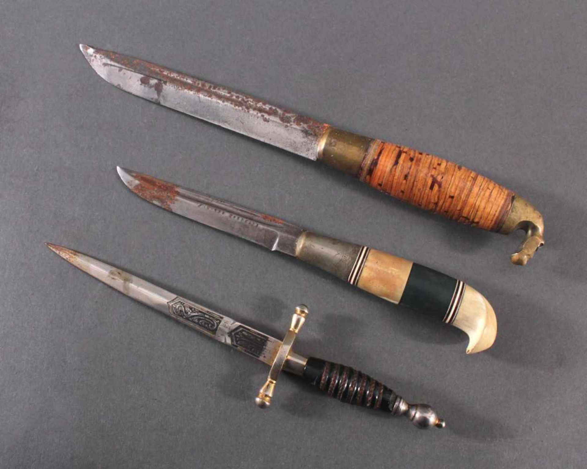 3 Messer2 Messer mit verzierter Klinge, Lederscheide mit Metallaplikationen, Griffe aus Bakelit, - Image 2 of 8