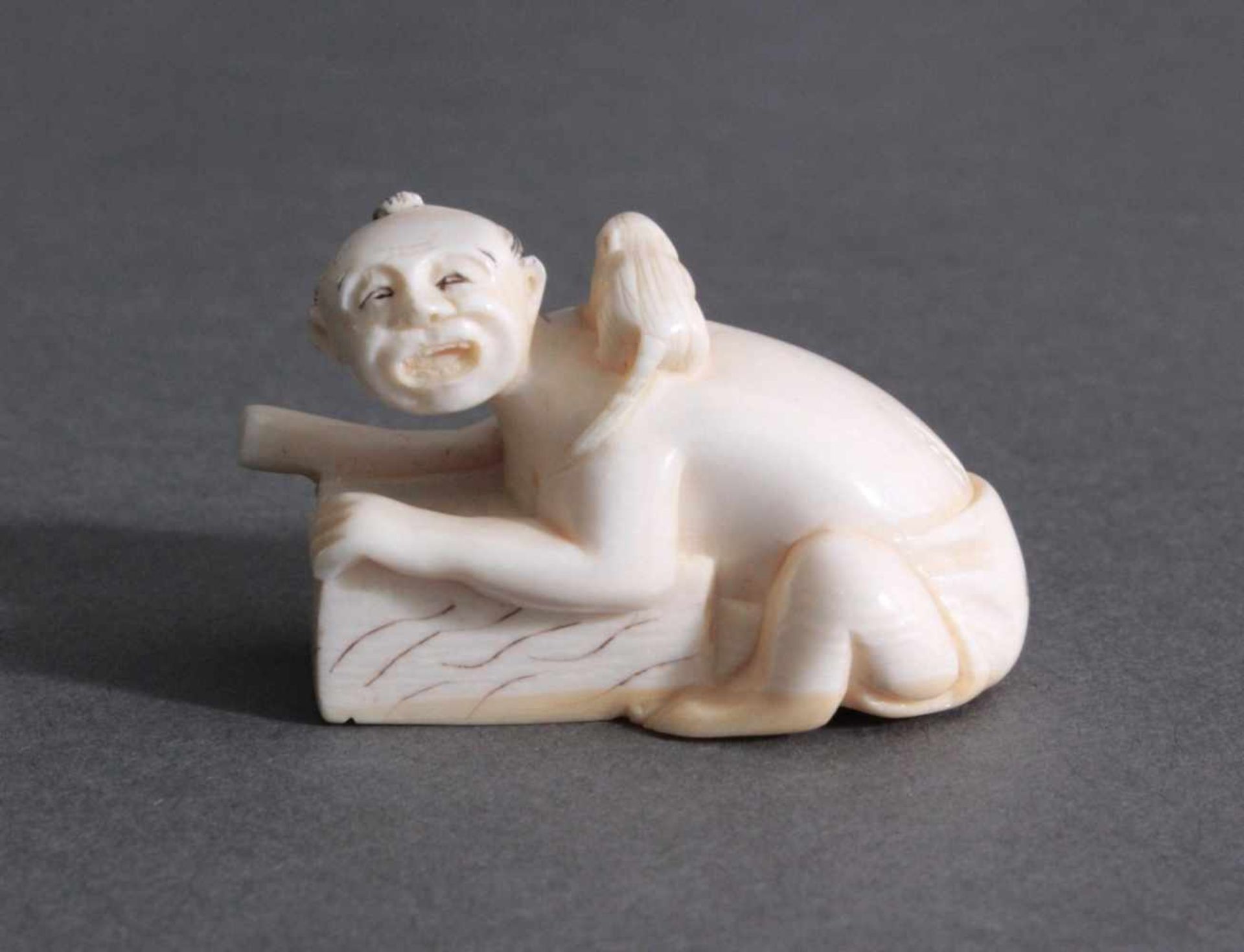 Netsuke, Japan 1. Hälfte 20. Jh., Elfenbein geschnitztVollplastische Schnitzerei, signiert, Mann mit