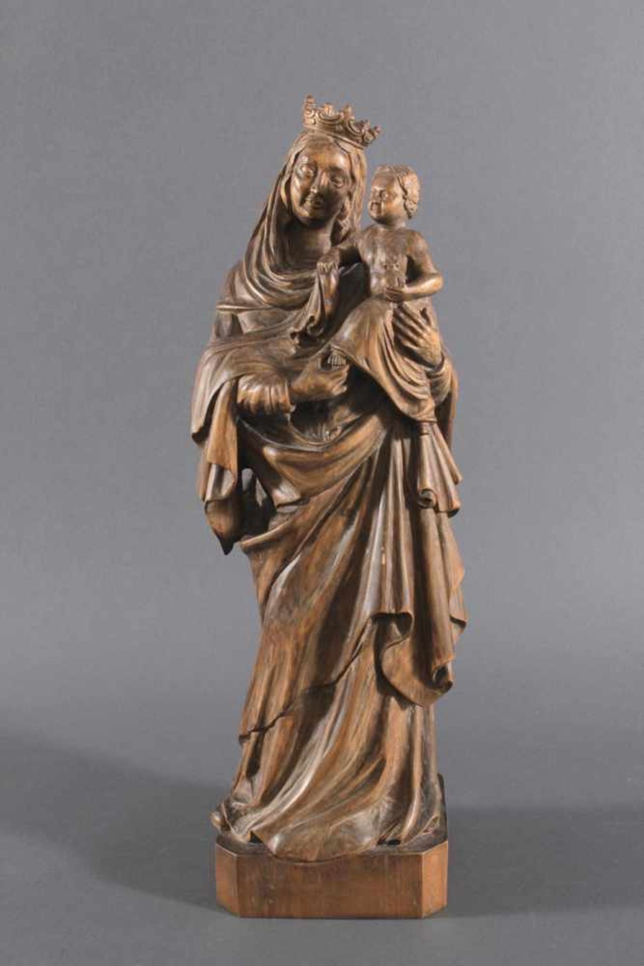 Madonna mit KindHolz, vollplastisch geschnitzt, stehende gekrönte Muttergottes mit Jesuskind, in der