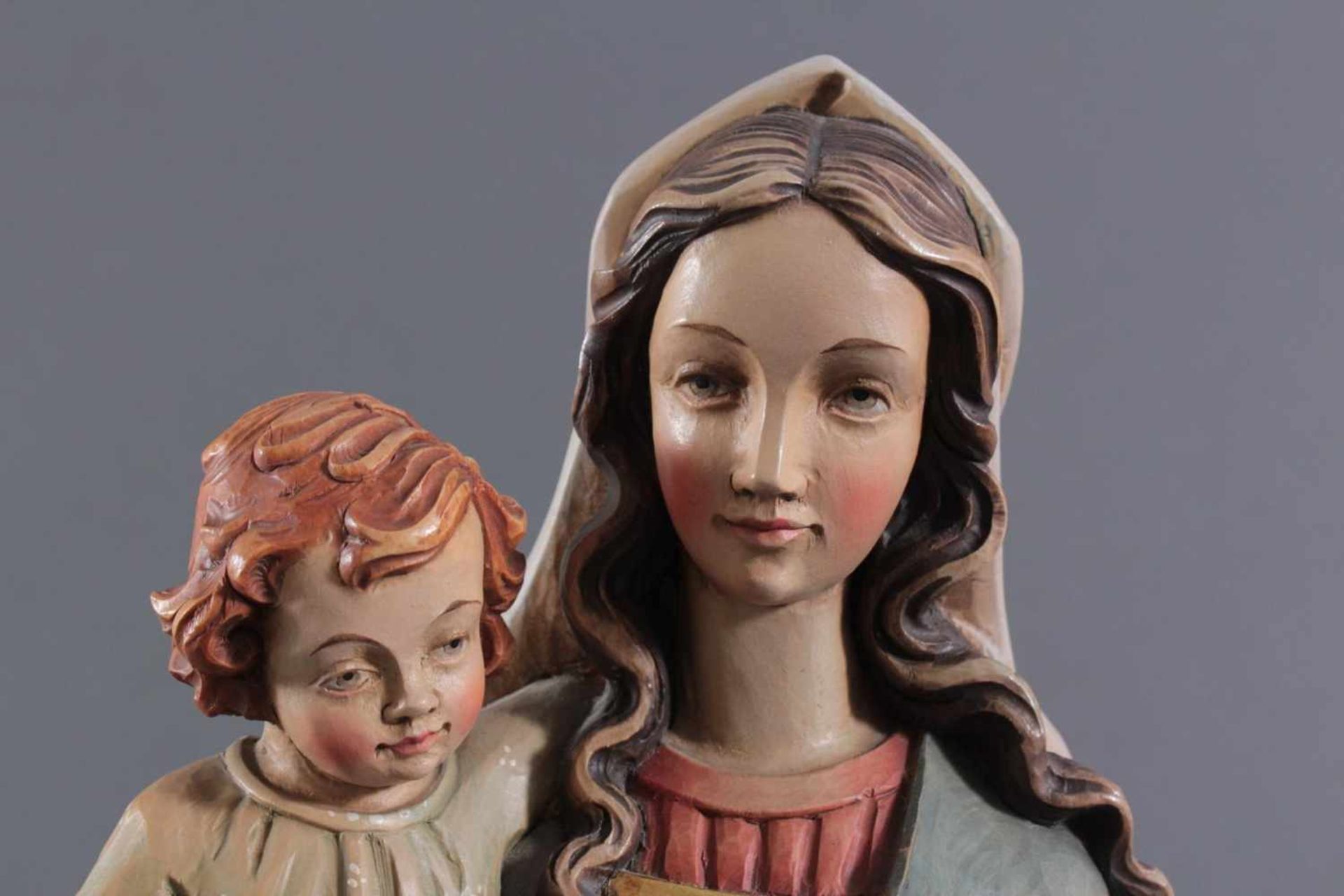 Madonna mit Kind, 2. Hälfte 20. Jh.Aus dem Vollholz plastisch geschnitzt, farbig gefasst, ca. Höhe - Bild 2 aus 4