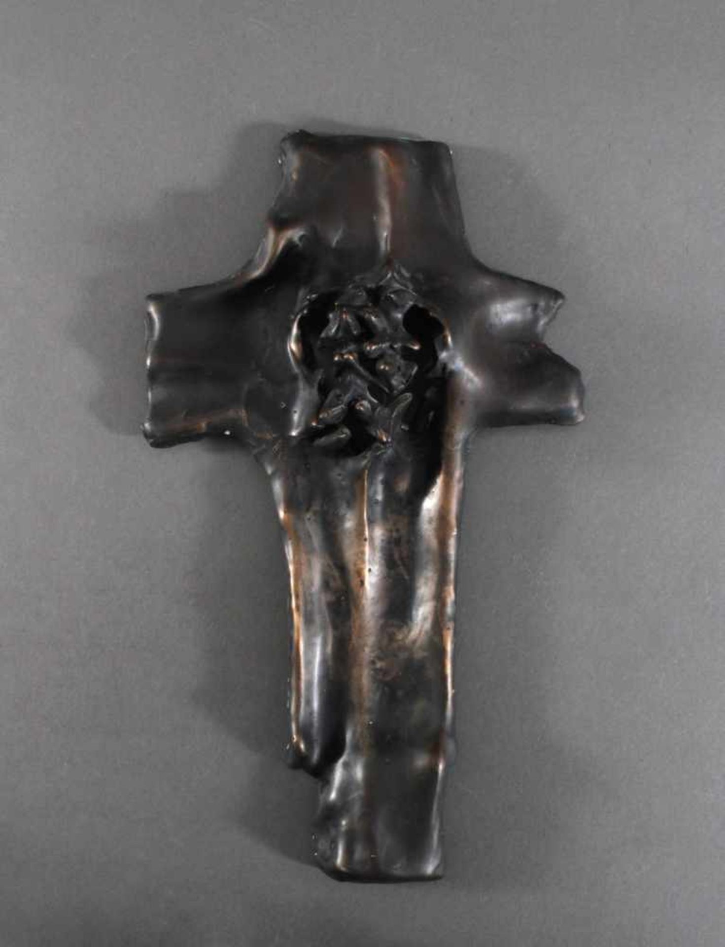 Kruzifix aus Bronze 2. Hälfte 20. Jh.Bronze mit dunkler Patina, ca. 44 x 26 x 7 cm. 3,6 Kg