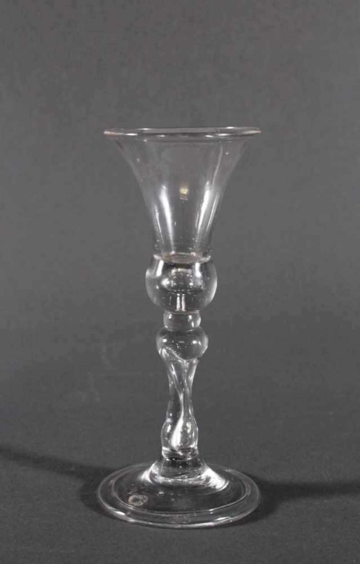 Barockes Kelchglas, wohl LauensteinFarbloses Glas, Fußrand nach unten umgeschlagen, im Schaft und