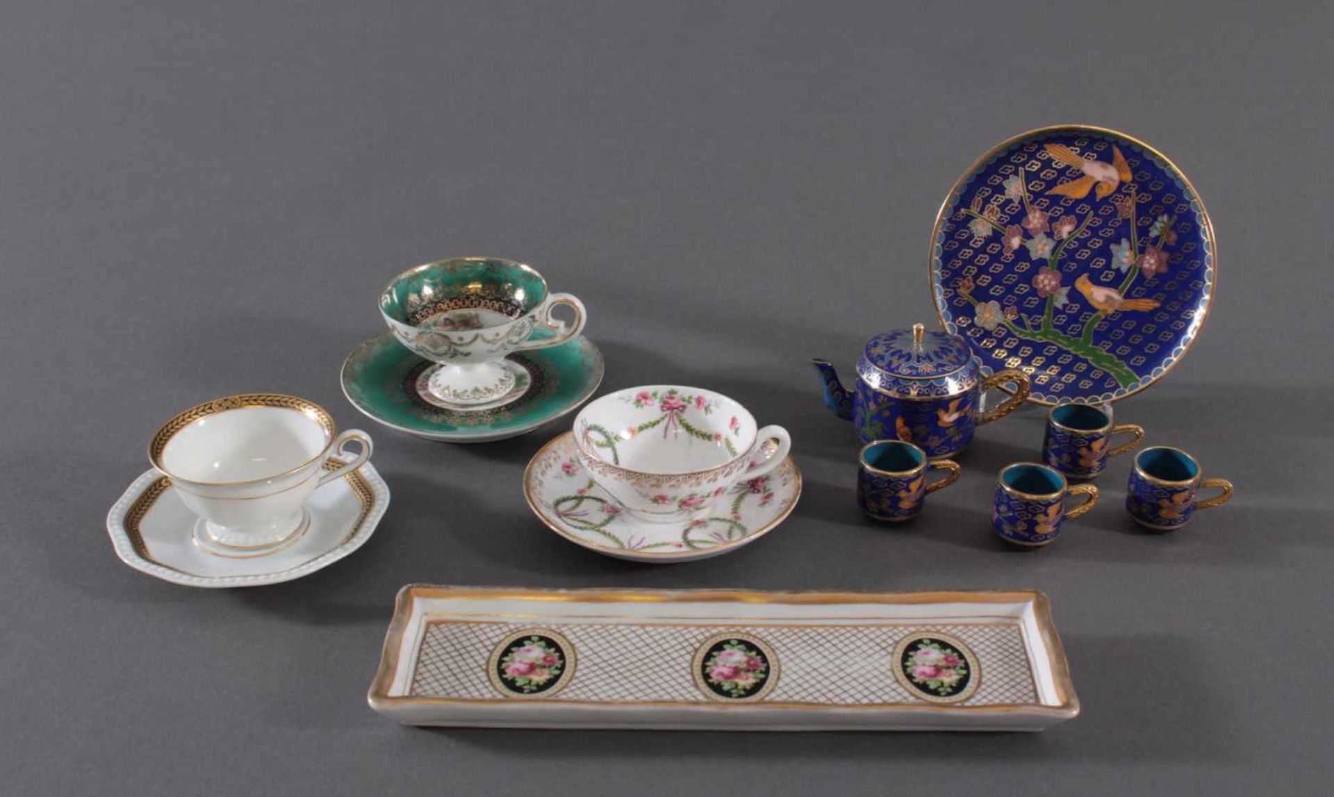 Konvolut Porzellan und Cloisonne - Miniatur-Teeservice3 Mokkatassen mit Untertassen, Wien, Rosenthal - Bild 2 aus 5