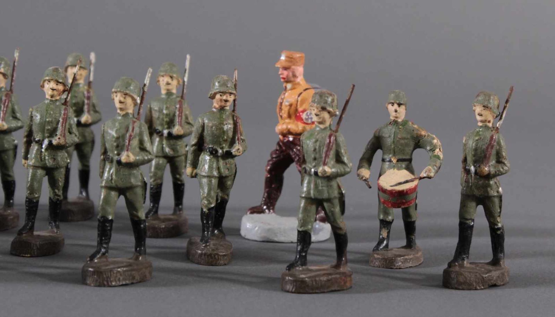 Elastolin Soldaten der deutschen Wehrmacht, 23 StückAlle in gutem Zustand, bei einer Figur ist der - Bild 5 aus 6