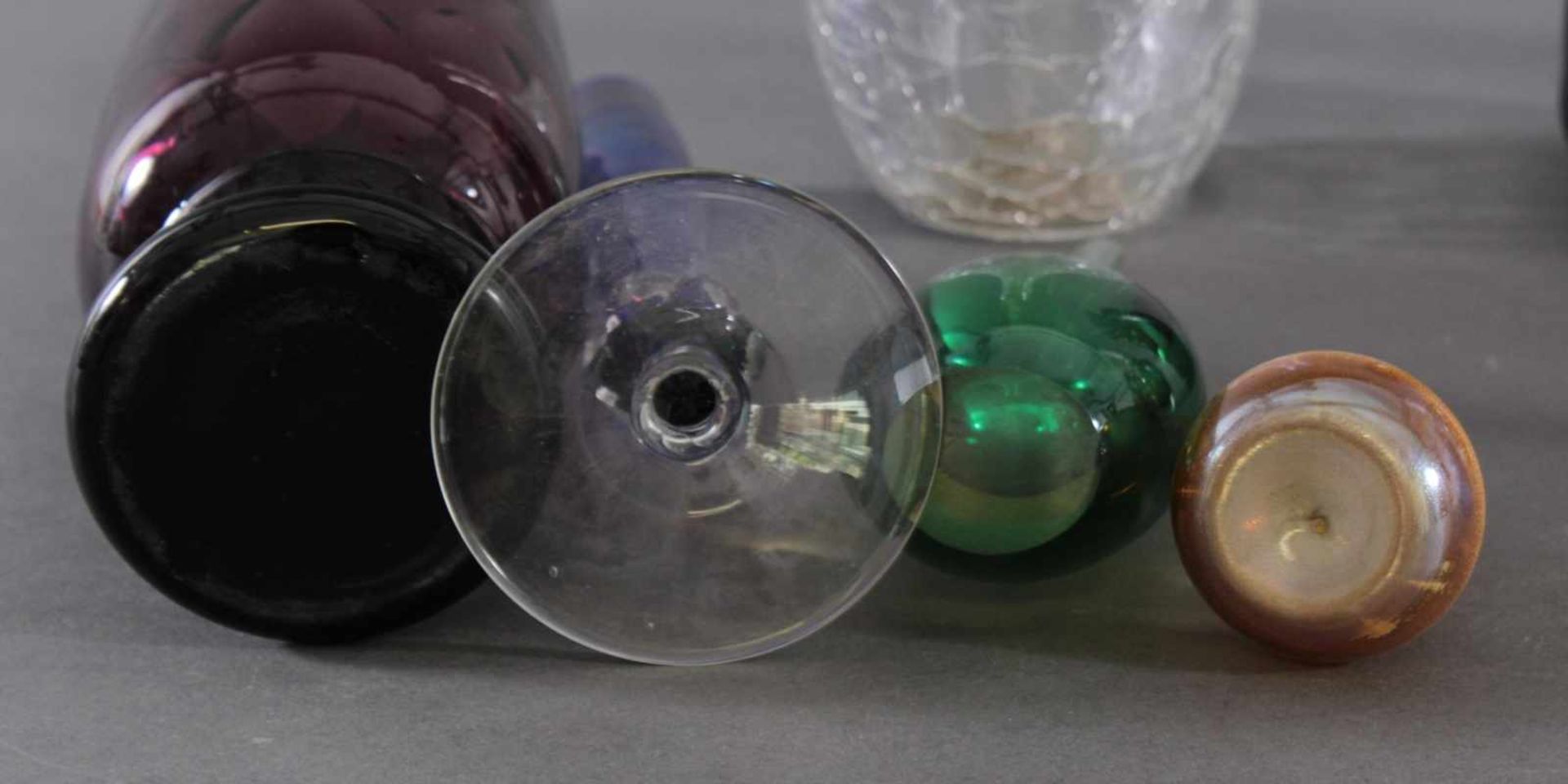 Konvolut von 10 VasenFarbloses Glas, unterschiedliche Formen und Größen, 1x mit spiralförmiger - Image 5 of 7
