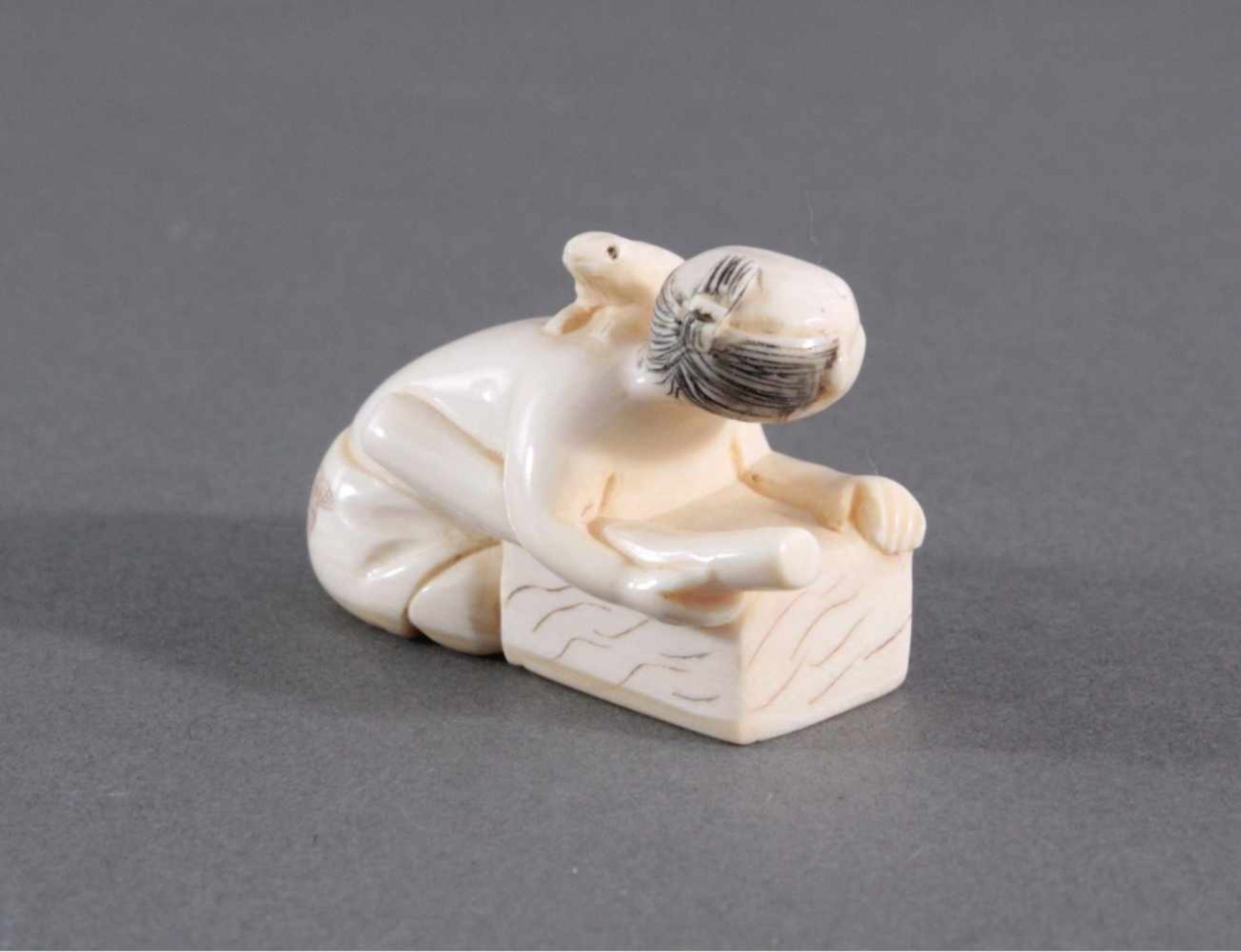 Netsuke, Japan 1. Hälfte 20. Jh., Elfenbein geschnitztVollplastische Schnitzerei, signiert, Mann mit - Bild 3 aus 5