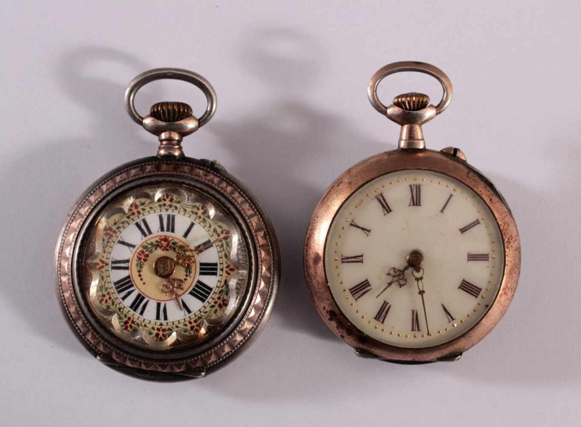 2 Damentaschenuhren um 1900Silber, Emailzifferblätter mit römischen Ziffern, bei der Uhr mit dem