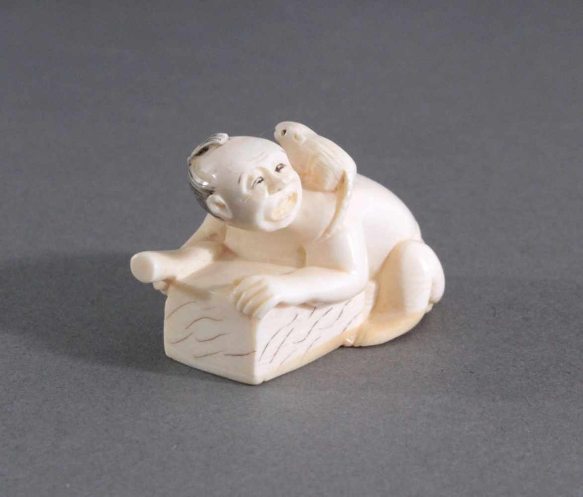 Netsuke, Japan 1. Hälfte 20. Jh., Elfenbein geschnitztVollplastische Schnitzerei, signiert, Mann mit - Bild 2 aus 5