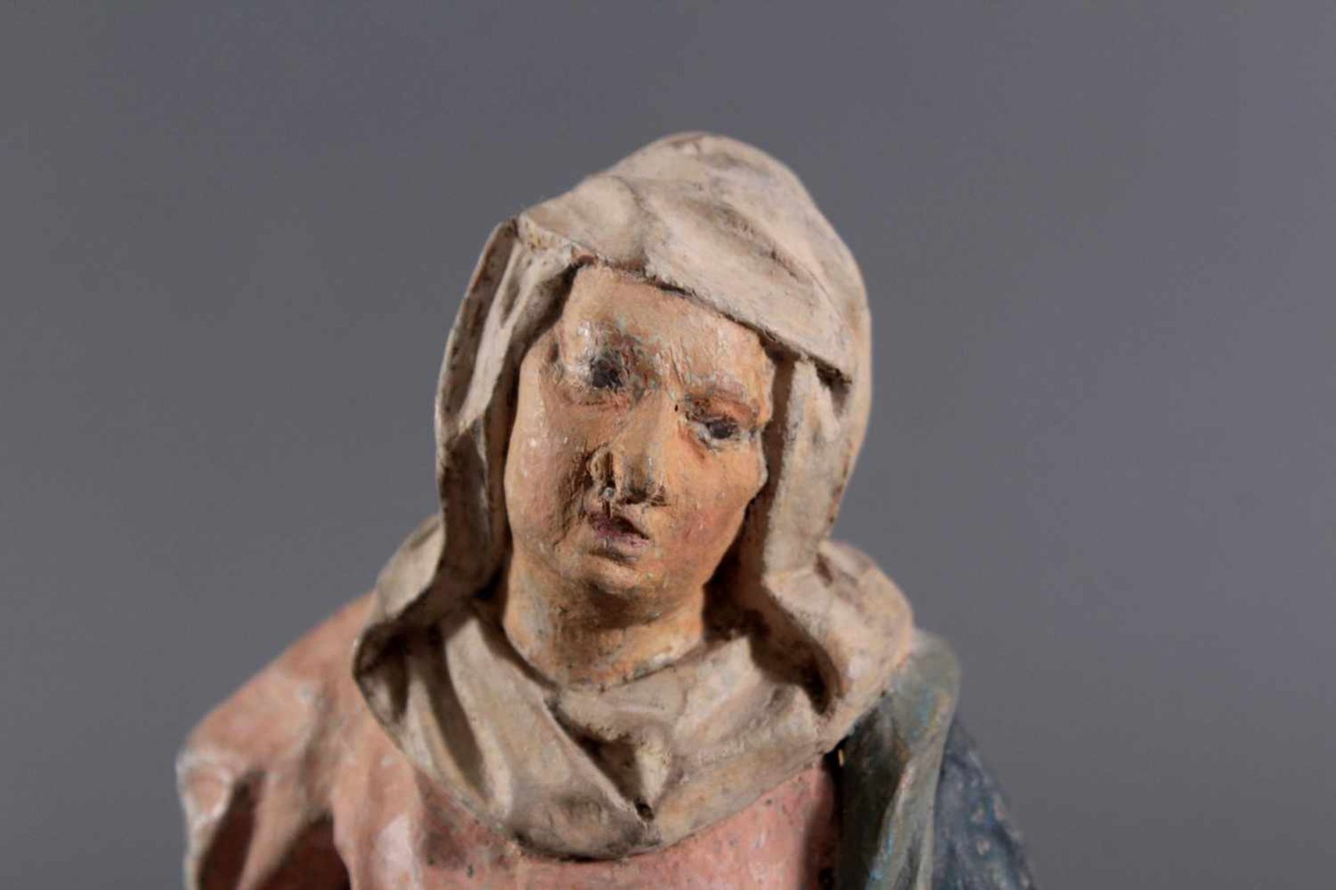 Holzskulptur, Maria mit langem Gewand, 18. JahrhundertDarstellung Maria, den Blick nach vorne - Bild 5 aus 7