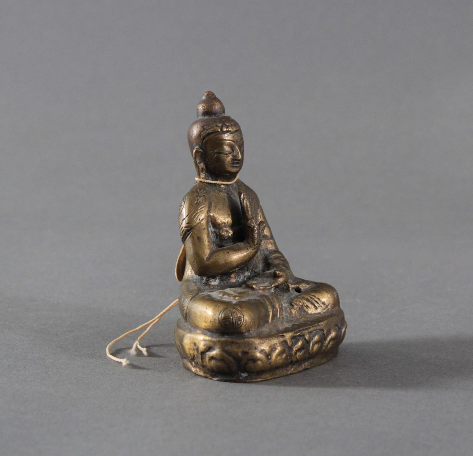 Bronze Buddha 1900Budda im typischem Meditationssitz auf Lotusthron, Ziselierte Bronze mit dunkler - Bild 4 aus 5