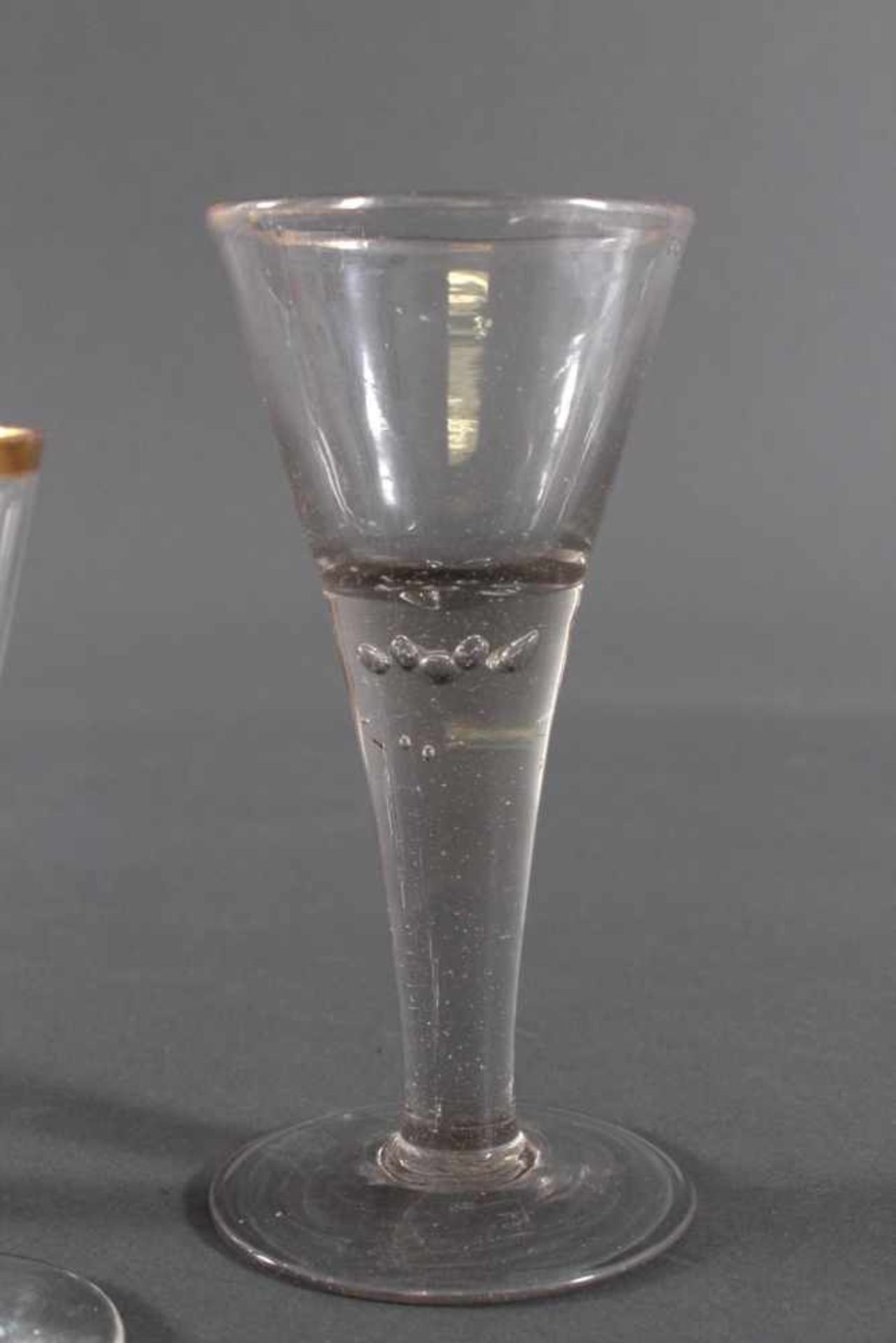 Drei Spitzkelche, Lauenstein, 19. Jh.Farbloses, dickwandiges Glas. trompetenförmige Kuppa, am Schaft - Bild 4 aus 5