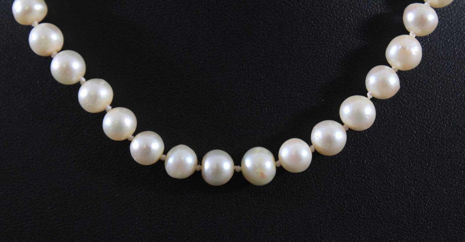 Perlenkette mit 14 Karat WeißgoldschließeKugeln einzeln geknotet, Perlendurchmesser ca.7 bis 7,4 mm, - Image 2 of 4