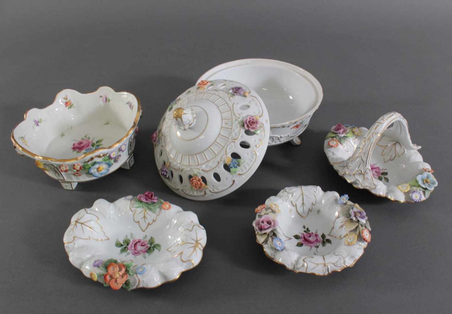 Vier Porzellan Schalen und Potpourri-Deckelschale, mit plastischen BlütenPorzellan, weiß, - Bild 2 aus 5
