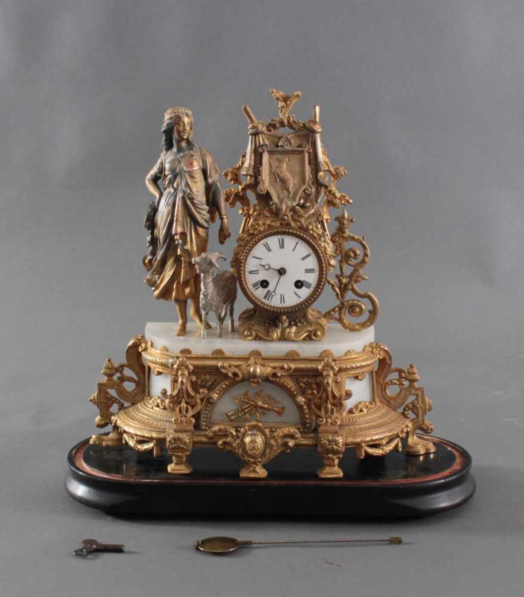 Pendule mit weiblicher Allegorie und Ziegenbock um 1900Bronze vergoldet mit Alabaster Einlage, der