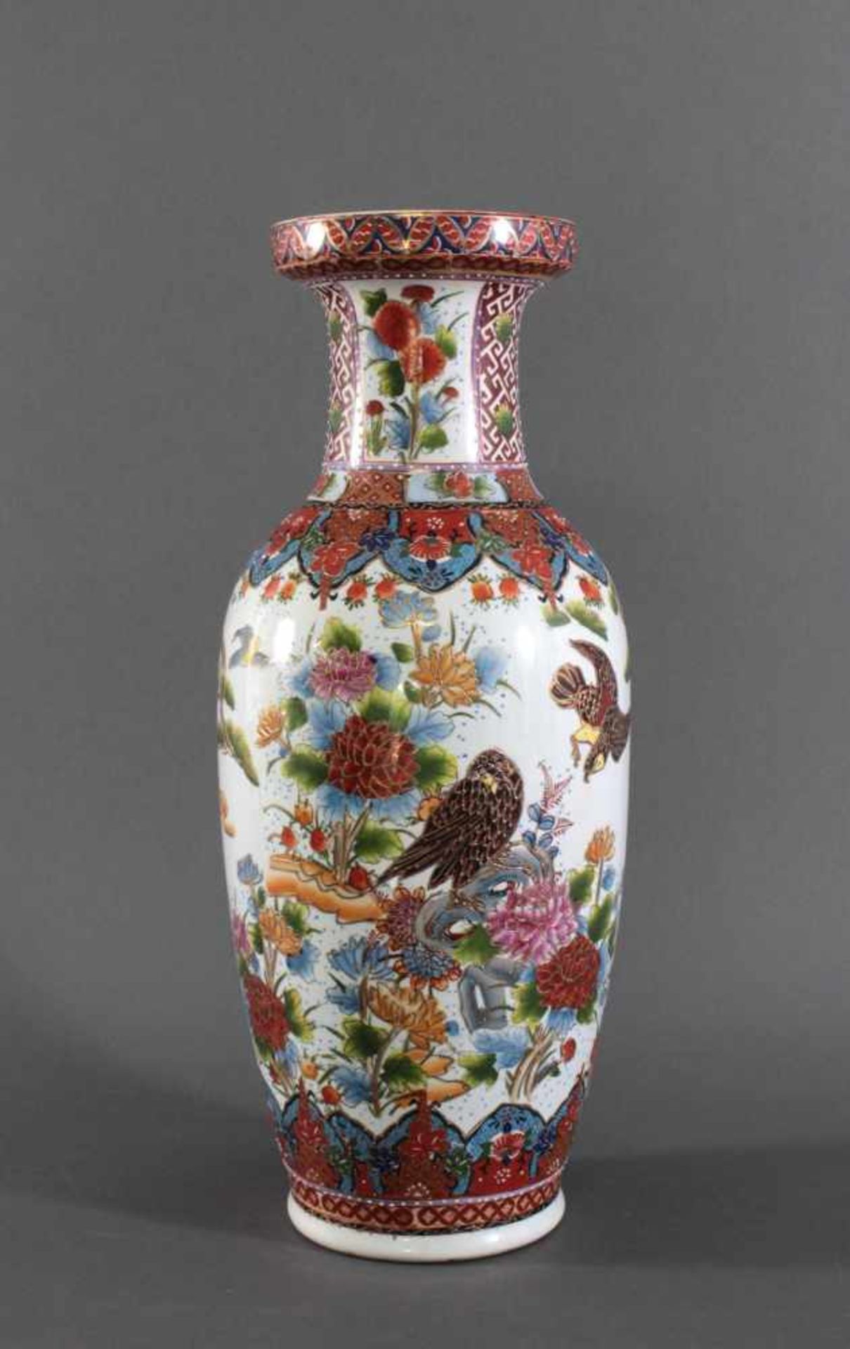 Große Bodenvase - ChinaPorzellan, polychrome Email-/Aufglasurbemalung, partiell gold staffiert,