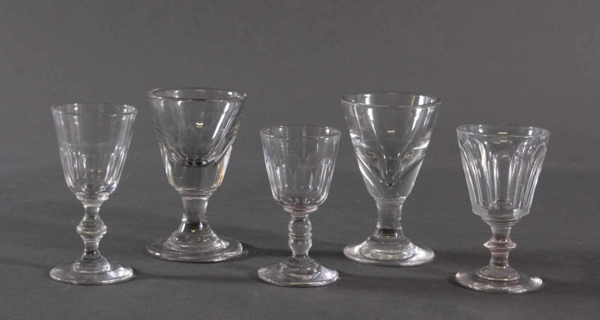 Fünf Wein-/Absinthgläser, 19. JahrhundertFarbloses Glas, massiver Stand, kelchförmige Kuppa, ca. H-