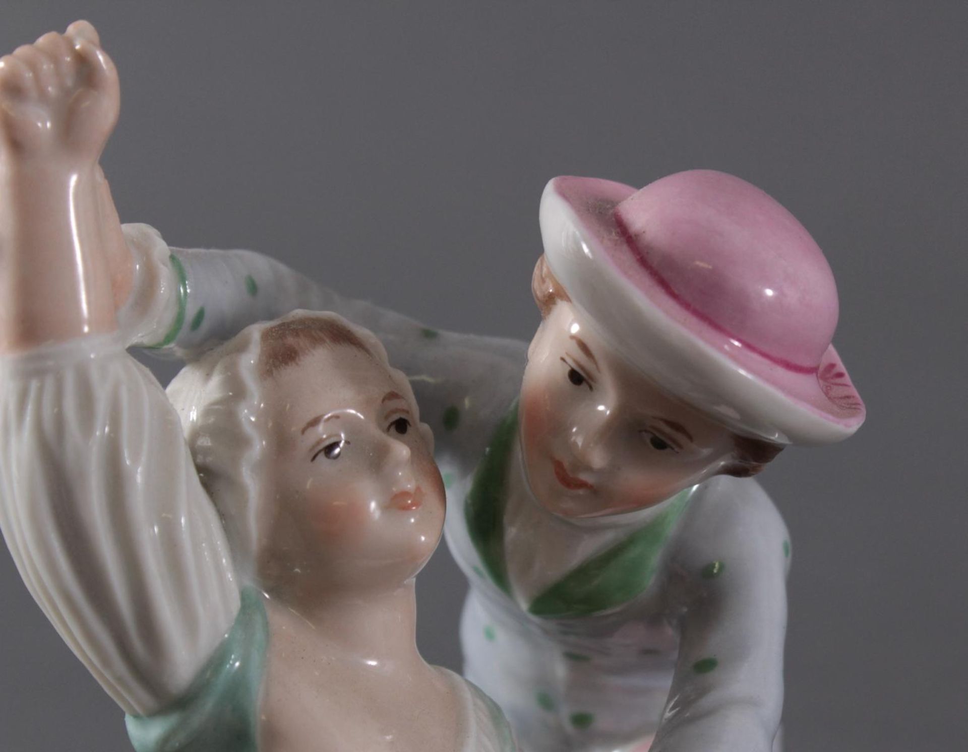 Porzellanfigur, Höchster Porzellanmanufaktur, "Liebespaar"Porzellan, bunt staffiert. Auf gewölbtem - Bild 6 aus 7