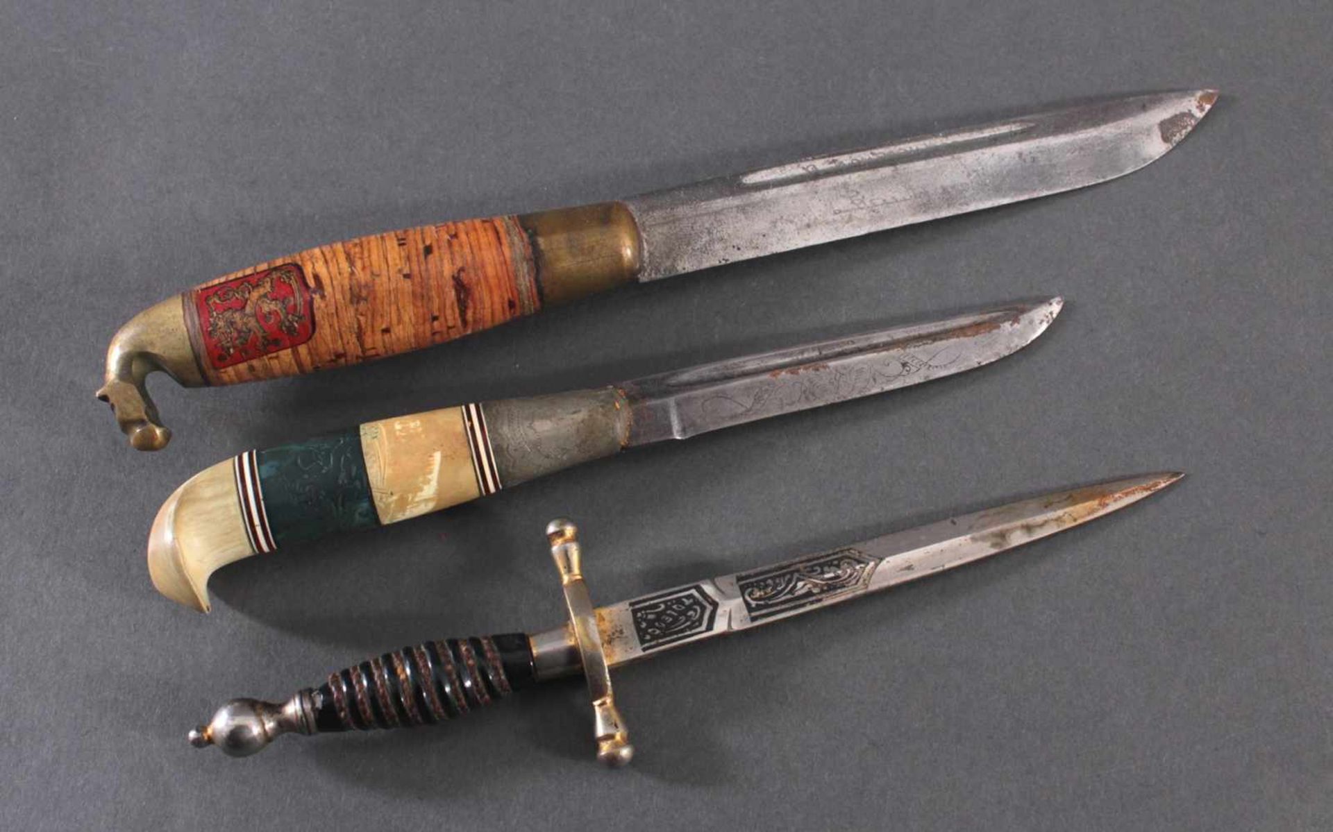 3 Messer2 Messer mit verzierter Klinge, Lederscheide mit Metallaplikationen, Griffe aus Bakelit, - Image 3 of 8