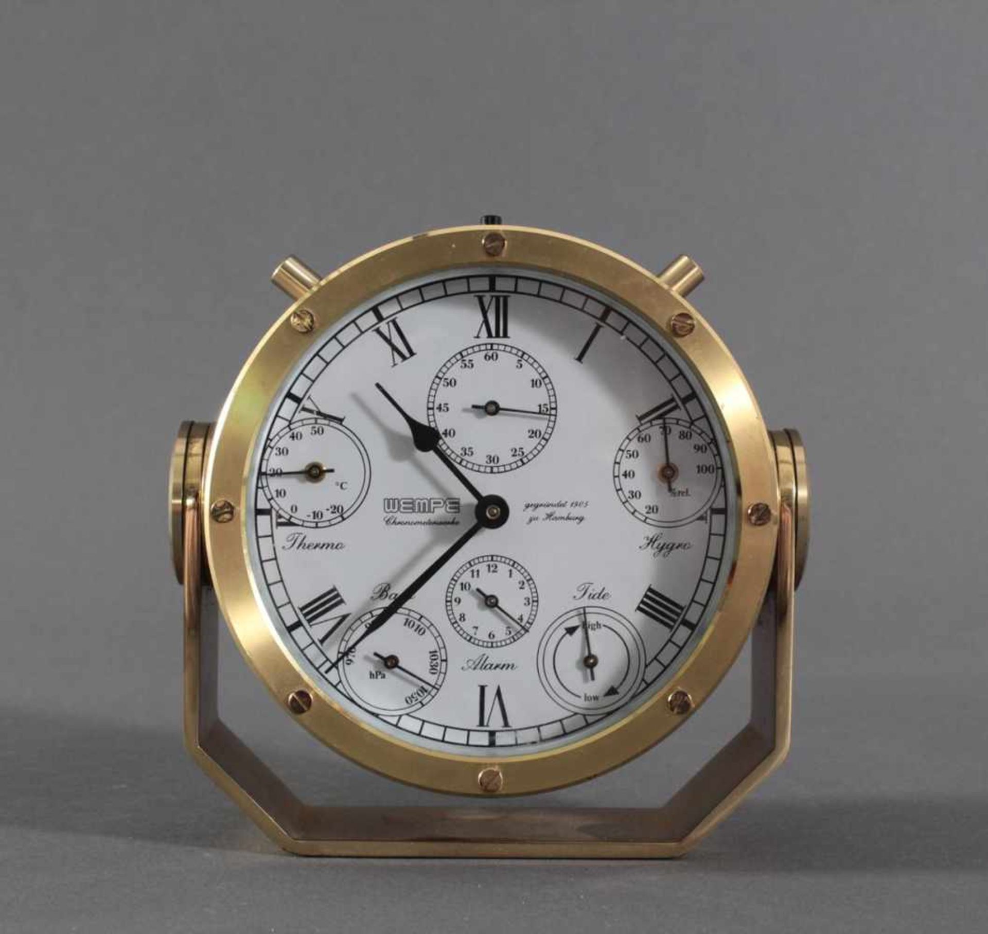 Wempe-Schiffsuhr, Chronometerwerke HamburgSchwenkbares Messinggehäuse, römisches Zifferblatt mit