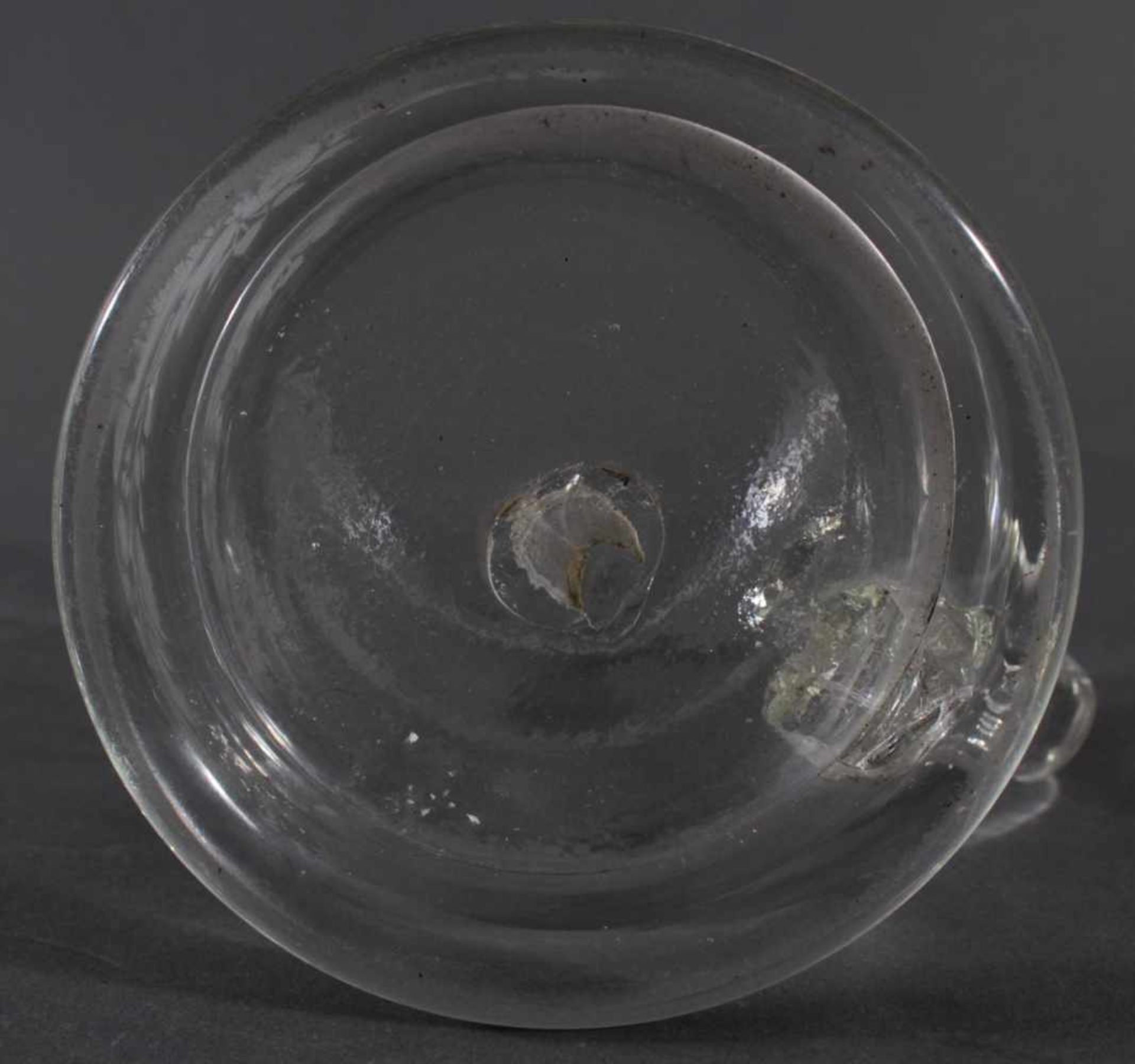 Glaskrug, um 1800Farbloses Glas, bauchige Form, auf der Schauseite im Mattschnitt, stilisiertes - Image 5 of 5