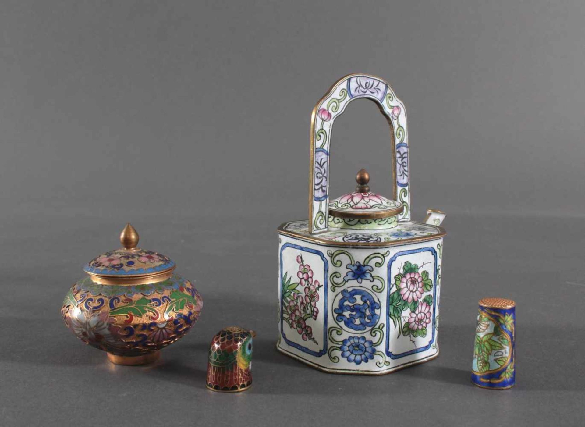 Konvolut Miniatur-Objekte, China 20. JahrhundertMetall/Cloisonné, 4 Teile, bestehend aus kleiner - Bild 4 aus 5