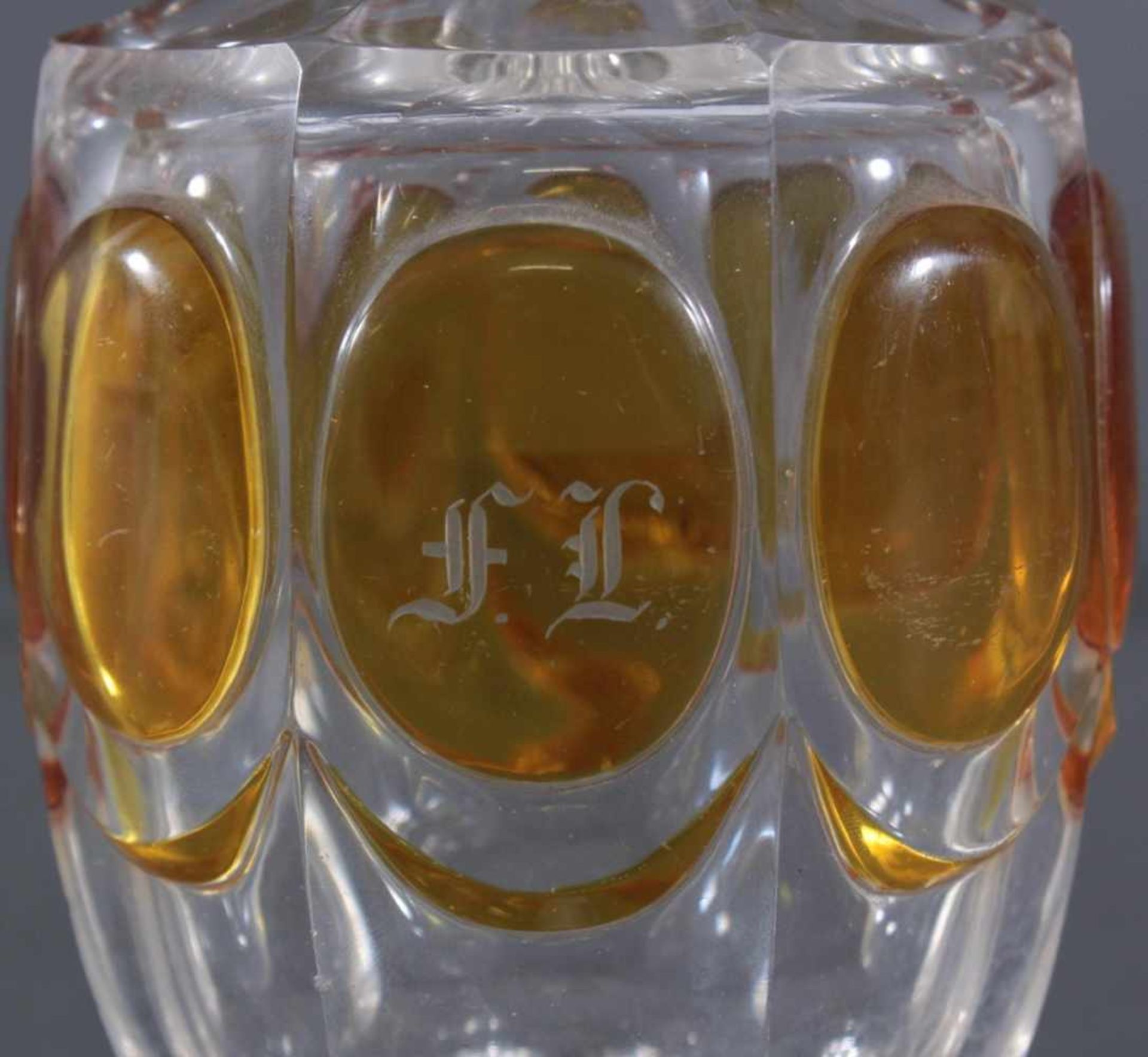 Drei Biedermeier-GläserKaraffe, farbloses Glas, partiell gelb gebeizt, blütenförmig, facettierter - Image 5 of 6