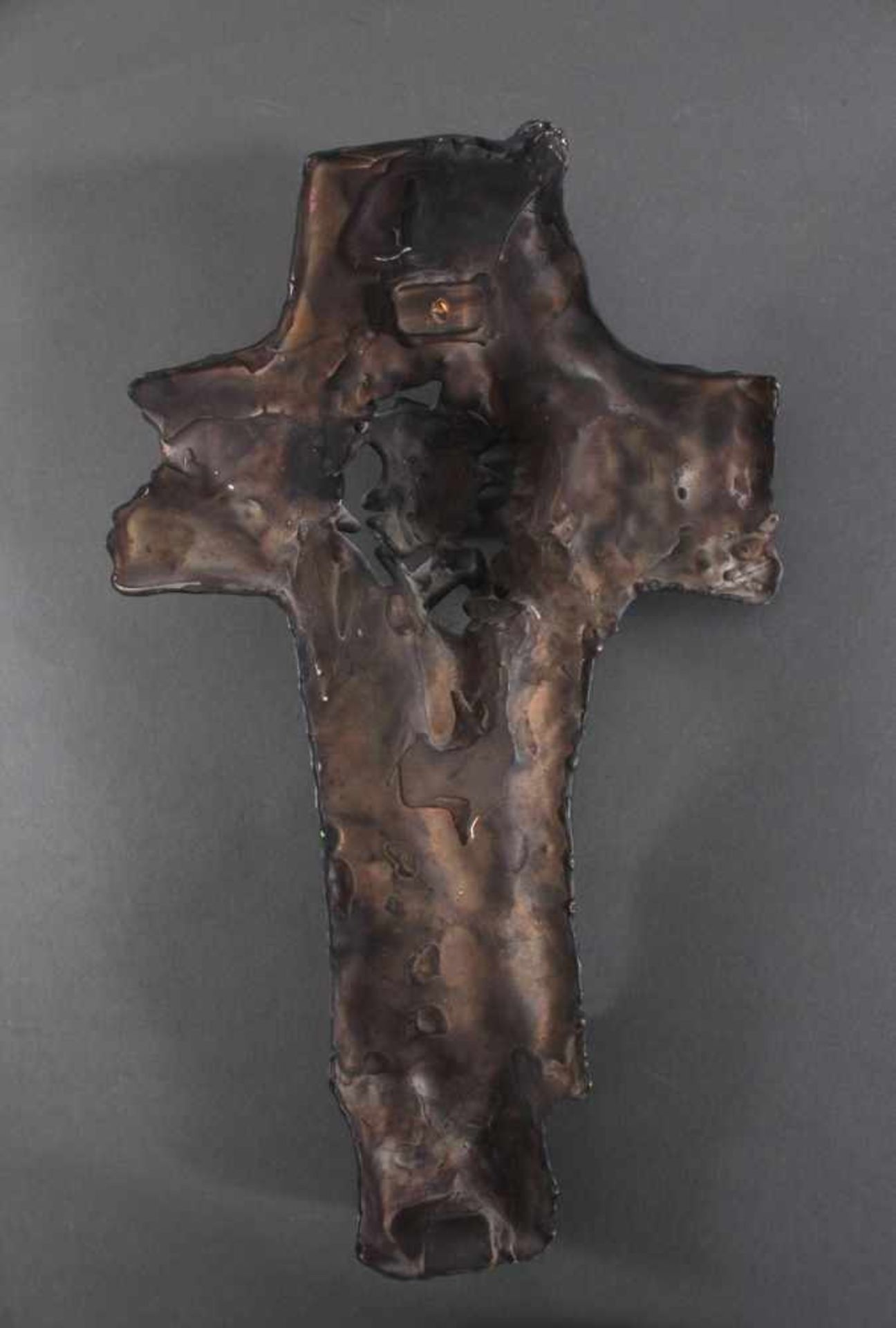 Kruzifix aus Bronze 2. Hälfte 20. Jh.Bronze mit dunkler Patina, ca. 44 x 26 x 7 cm. 3,6 Kg - Bild 2 aus 2