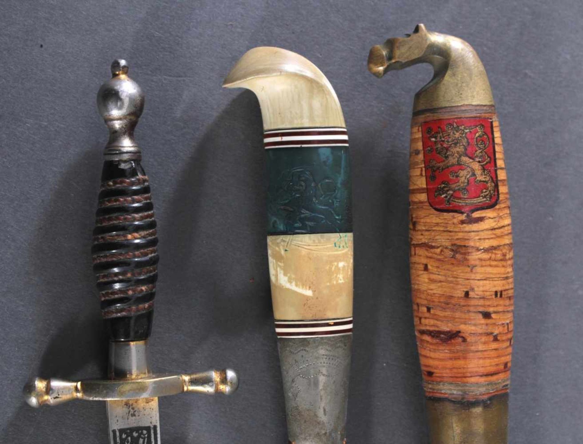 3 Messer2 Messer mit verzierter Klinge, Lederscheide mit Metallaplikationen, Griffe aus Bakelit, - Image 4 of 8