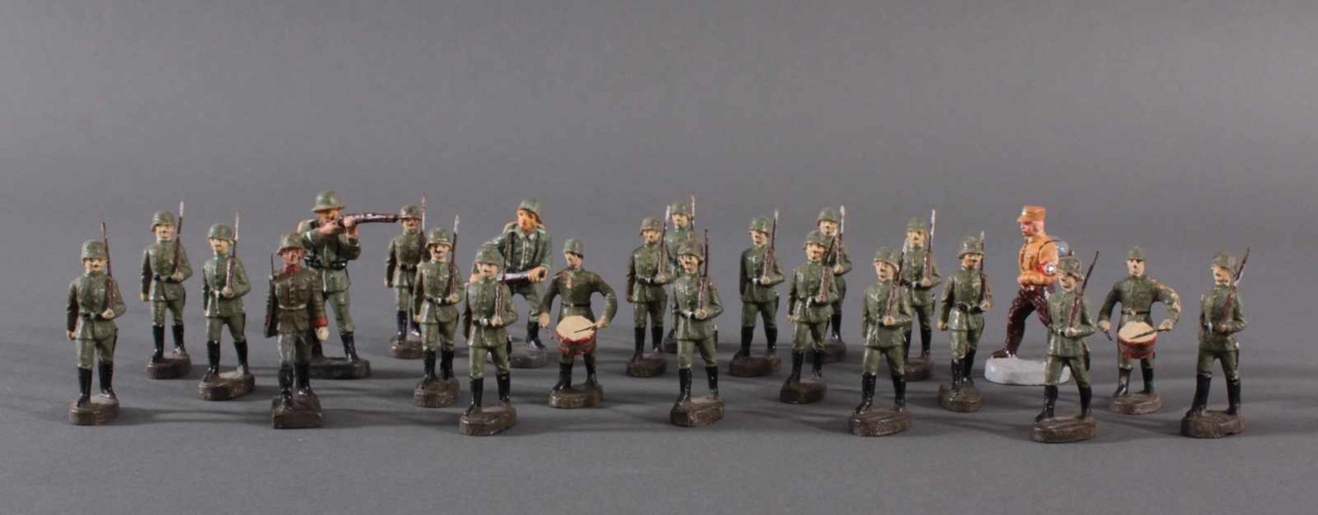 Elastolin Soldaten der deutschen Wehrmacht, 23 StückAlle in gutem Zustand, bei einer Figur ist der - Bild 2 aus 6