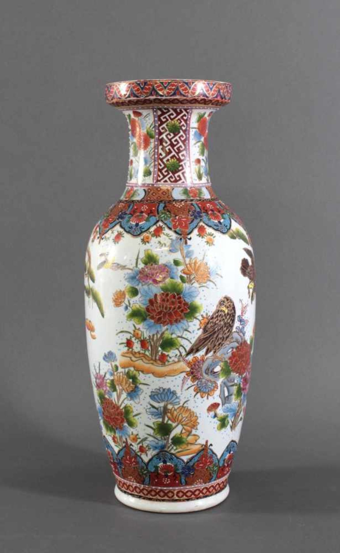 Große Bodenvase - ChinaPorzellan, polychrome Email-/Aufglasurbemalung, partiell gold staffiert, - Bild 3 aus 5