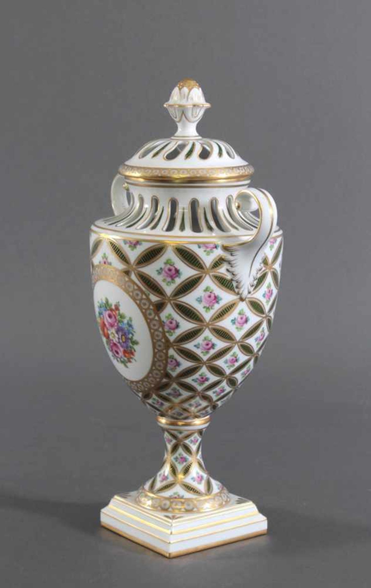 Potpourri Vase, Potschappel DresdenPorzellan, Anfang 20. Jh., polychromes Floraldekor, grüner - Image 4 of 6