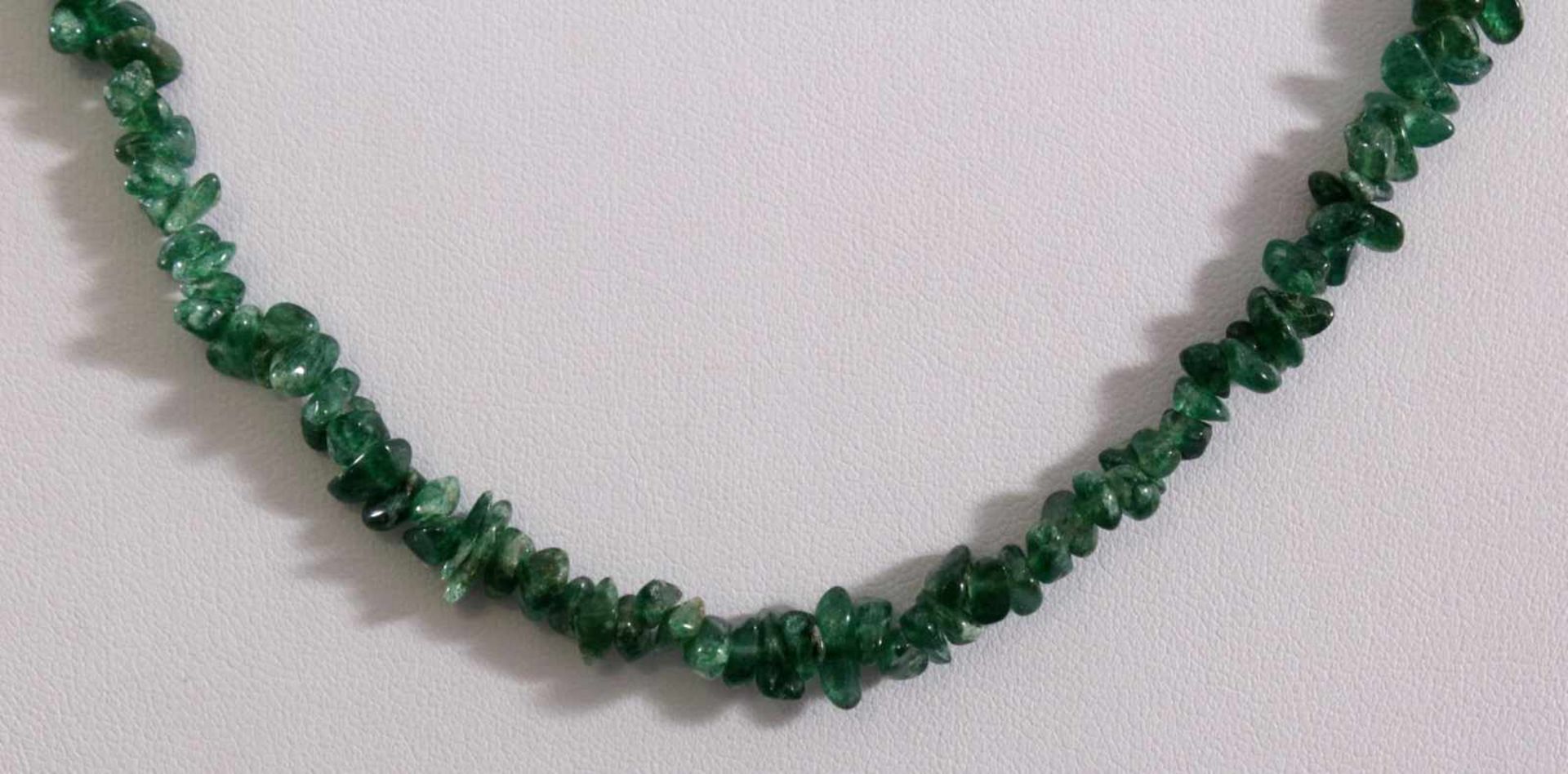 Smaragd-KetteAus polierten Steinen, aufgefädelt, ca. Länge 45 cm - Bild 2 aus 2