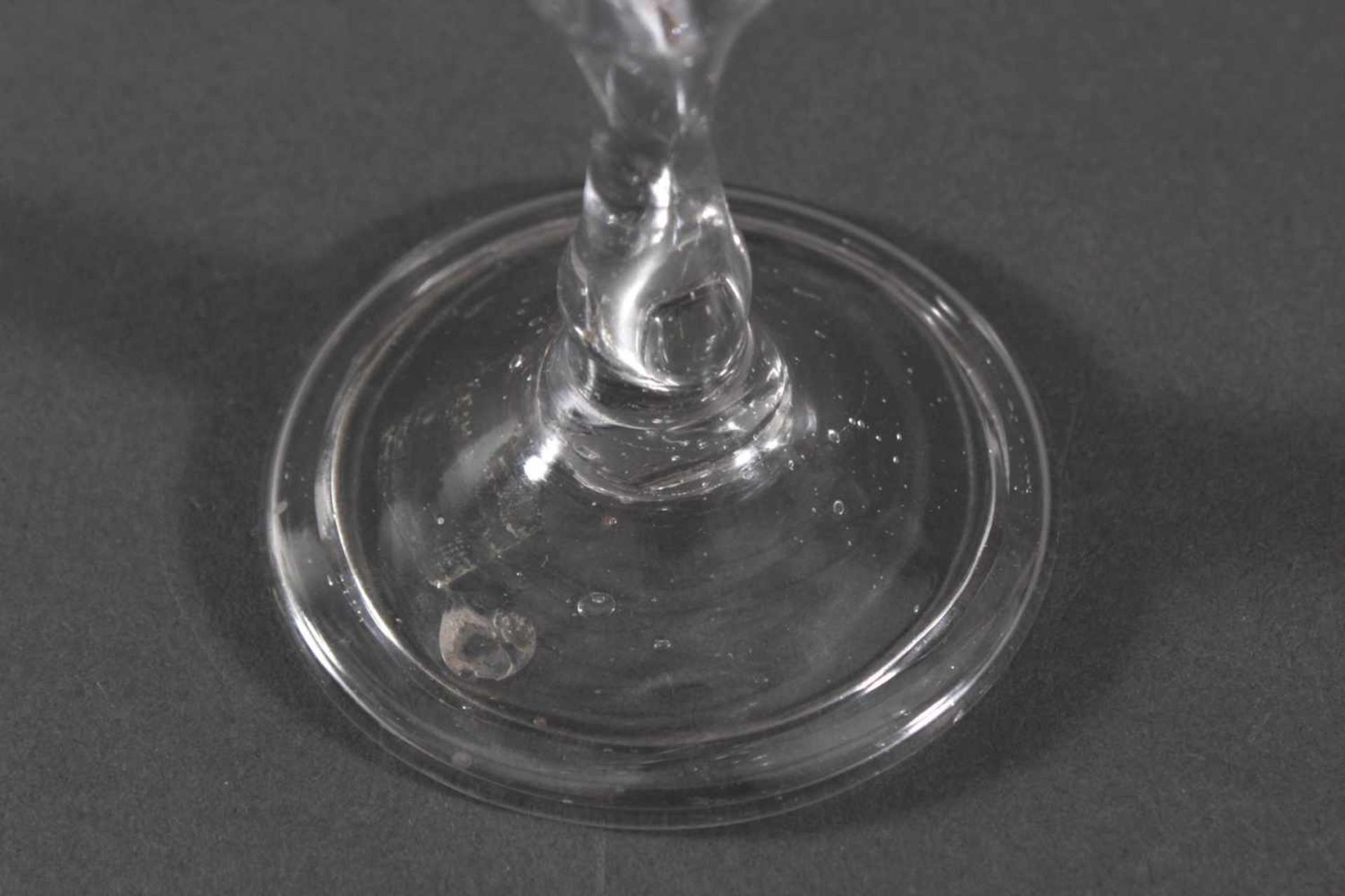 Barockes Kelchglas, wohl LauensteinFarbloses Glas, Fußrand nach unten umgeschlagen, im Schaft und - Image 4 of 5