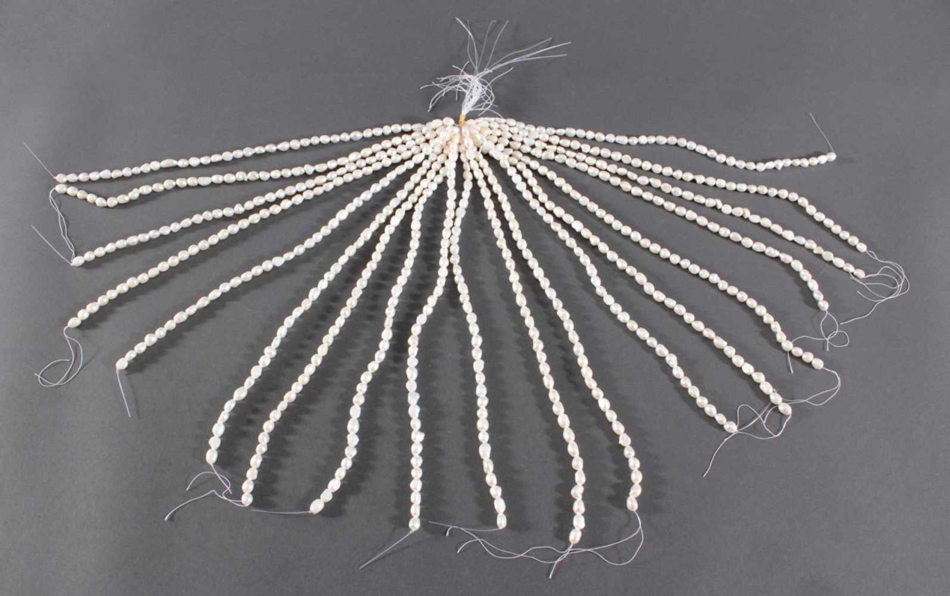 Große längliche Reis (Zucht) Perlen9-10 mm, 19 Stränge, je ca. 37 cm lang, insgesamt etwa 1000
