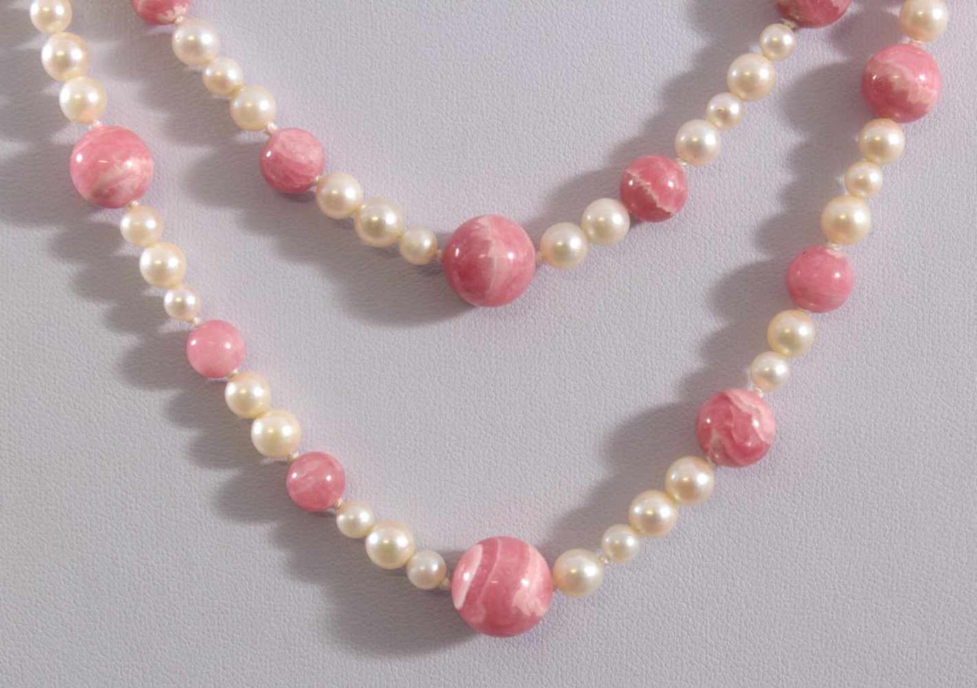 Halskette aus Perlen- und Rosenquarzkugeln mit WeißgoldschließeKugeln einzeln geknotet, - Image 2 of 3
