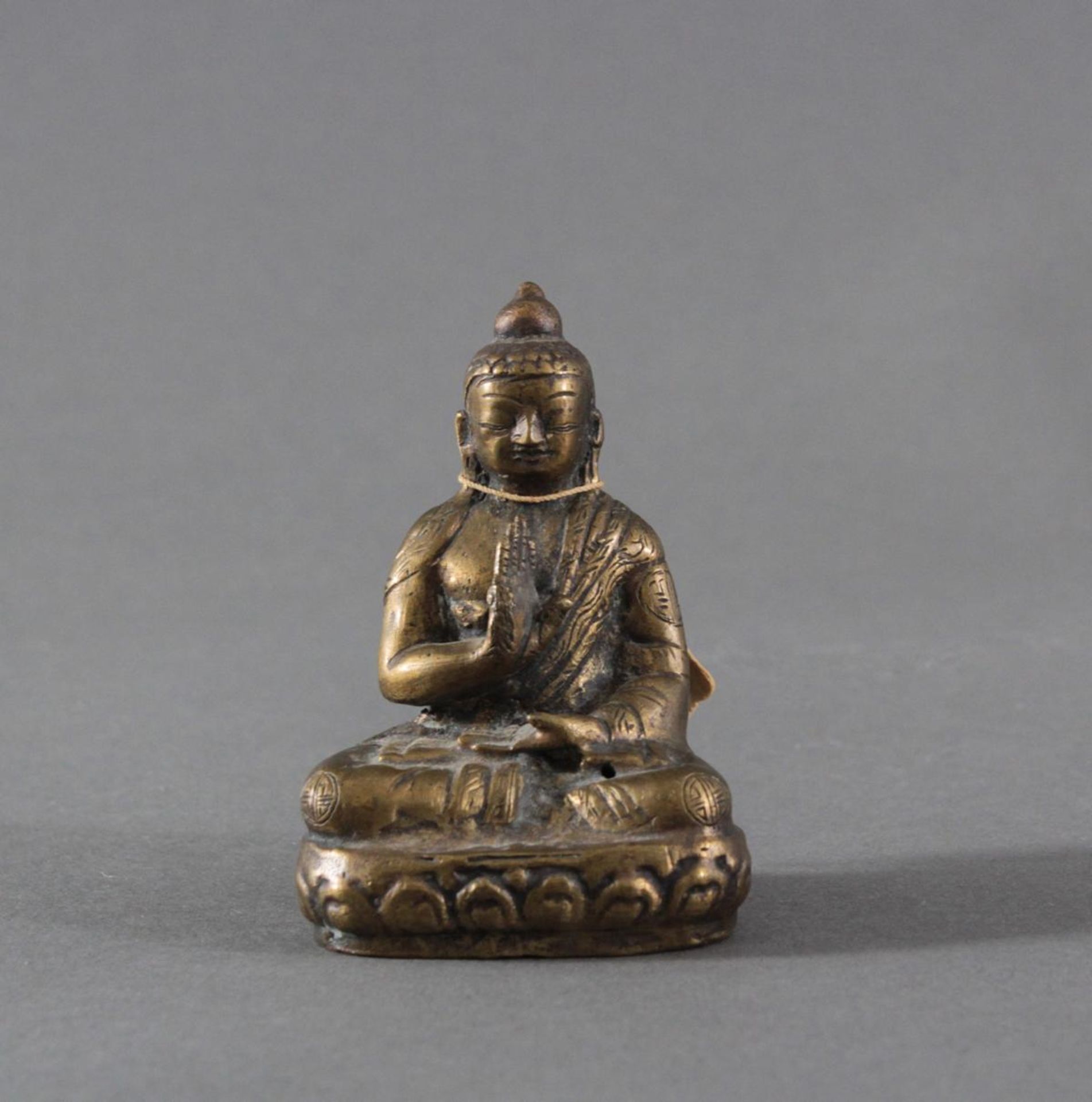 Bronze Buddha 1900Budda im typischem Meditationssitz auf Lotusthron, Ziselierte Bronze mit dunkler